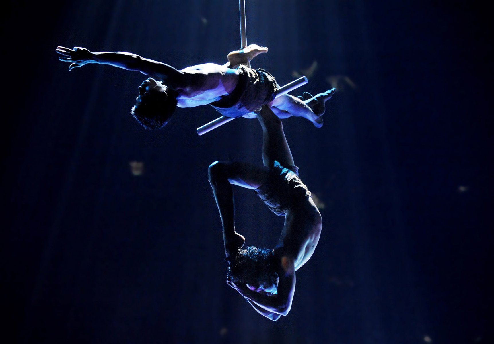 Ineinander verschlungen hängen zwei Akrobaten der Show "India" in Frankfurt unter der Zeltkuppel. Foto: Boris Roessler/dpa