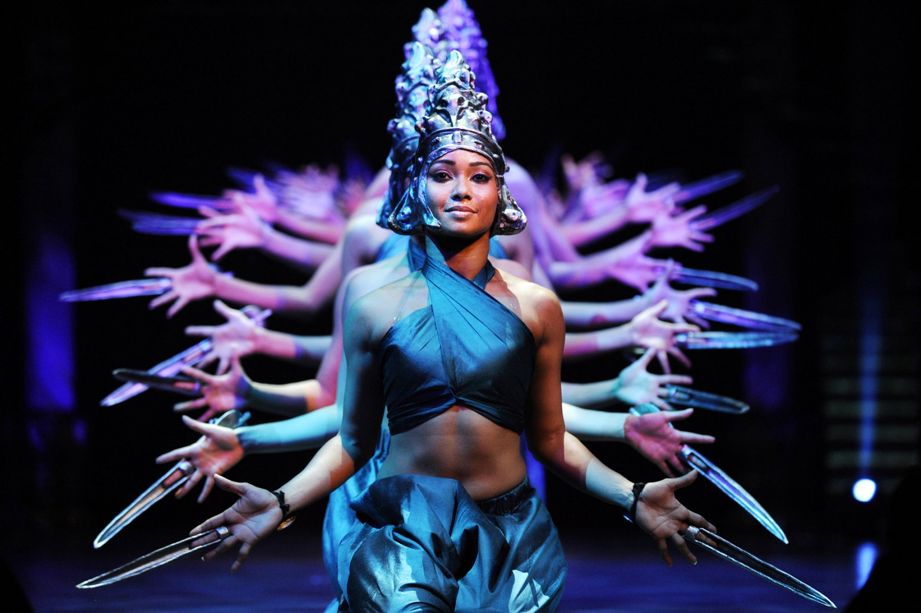 Synchrone Bewegungen vollführen Tänzerinnen beim "Tanz der 1000 Arme" der Show "India" in Frankfurt. Foto: Boris Roessler/dpa
