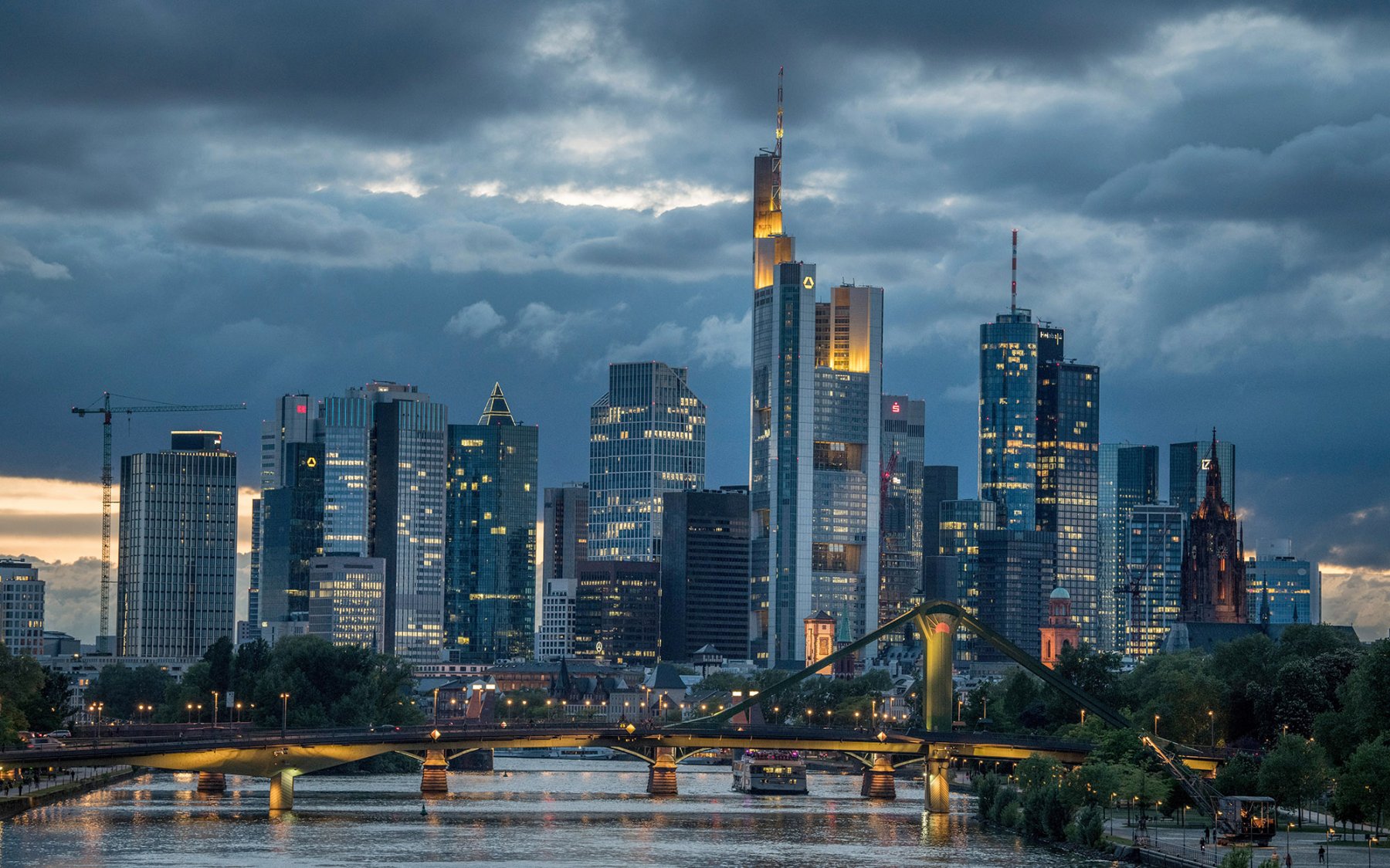 Dunkle Wolken türmen sich hinter der Bankenskyline im Zentrum von Frankfurt am Main auf. Foto: Boris Roessler/dpa