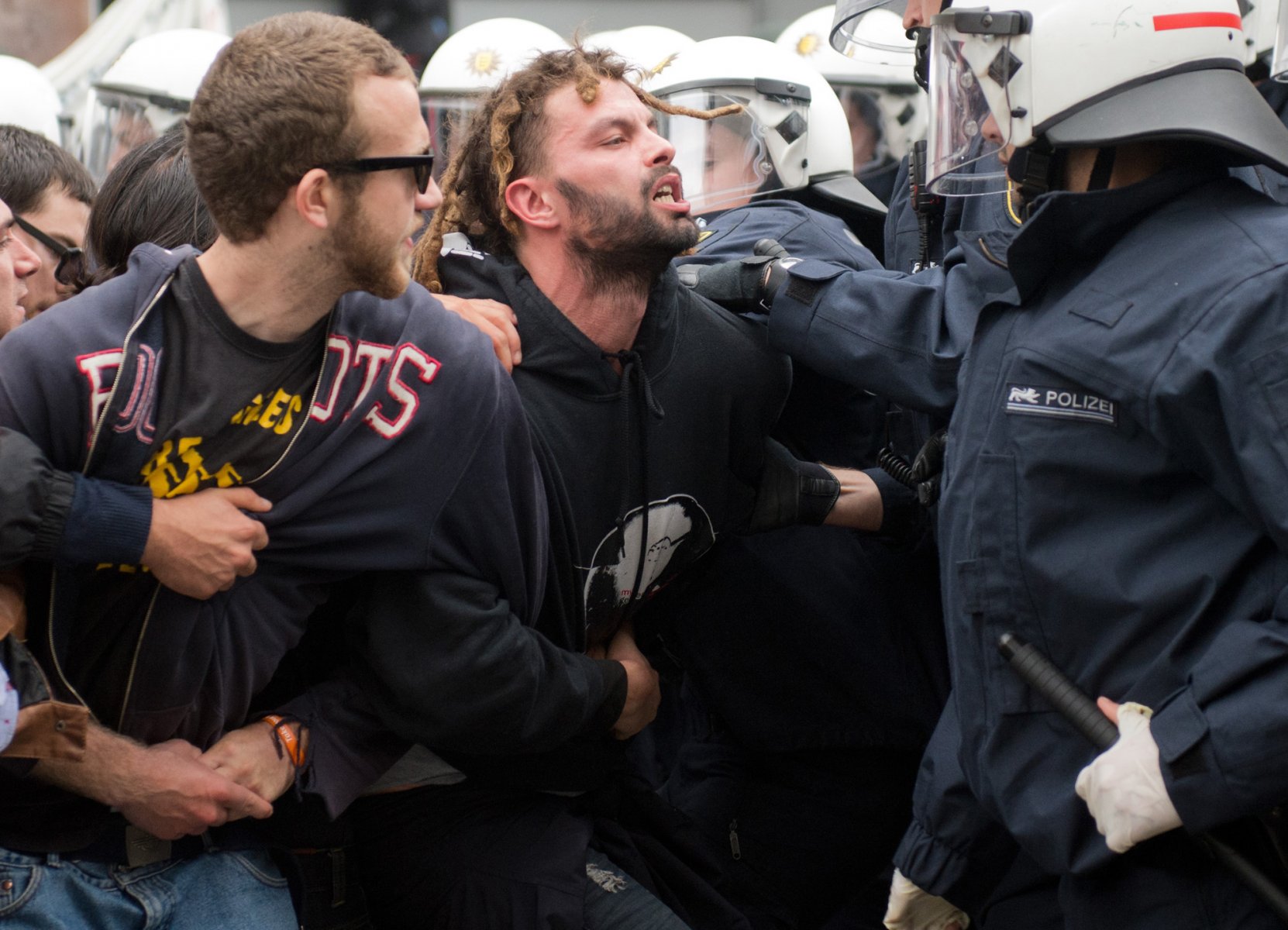 Zu massiven Auseinandersetzungen zwischen der Polizei und Demonstranten der Blockupy-Bewegung kommt es am 01.06.2013 in der Innenstadt von Frankfurt am Main (Hessen) bei der Auflösung eines Polizeikessels. Foto: Boris Roessler/dpa