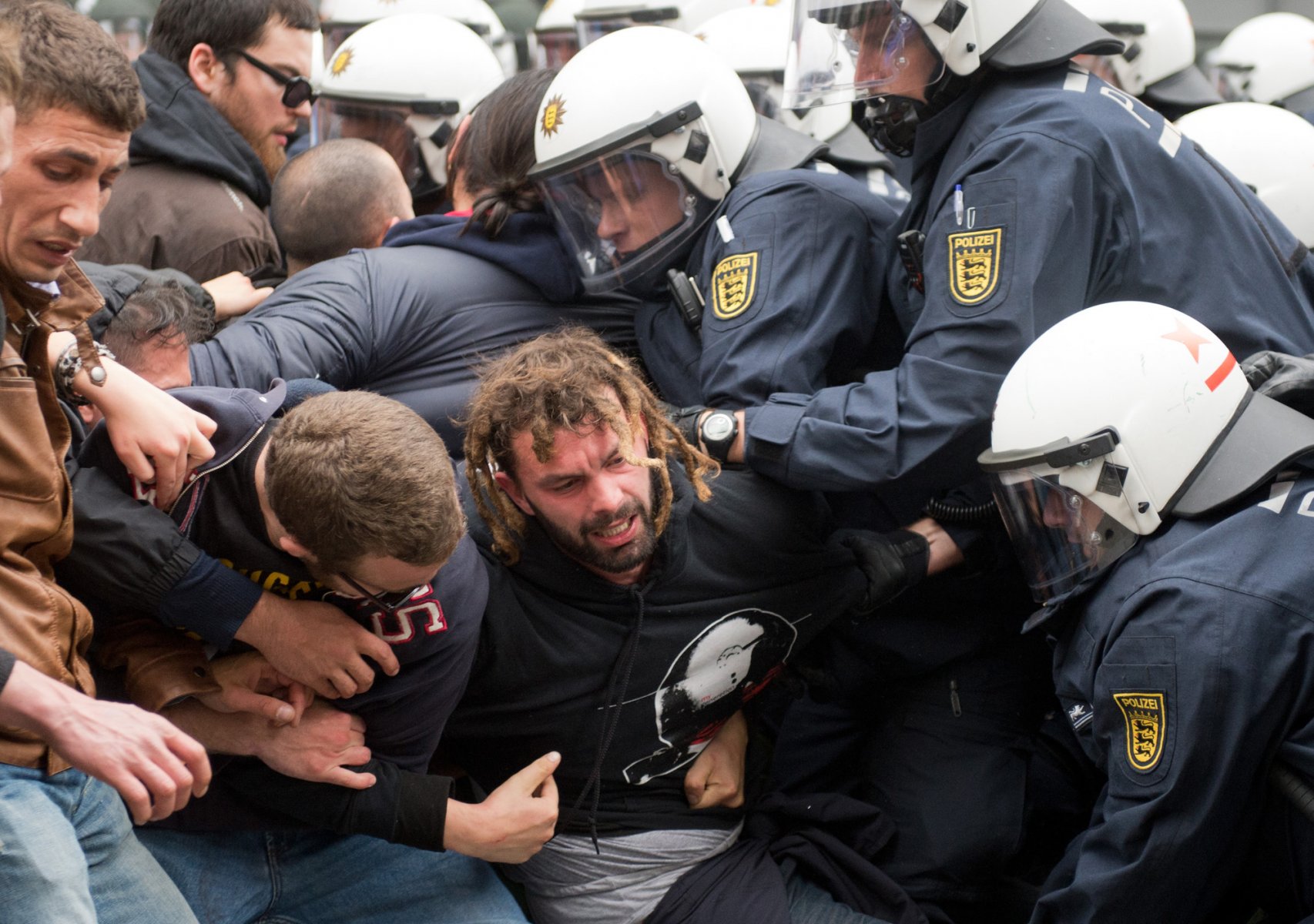 Zu massiven Auseinandersetzungen zwischen der Polizei und Demonstranten der Blockupy-Bewegung kommt es am 01.06.2013 in der Innenstadt von Frankfurt am Main (Hessen) bei der Auflösung eines Polizeikessels. Foto: Boris Roessler/dpa