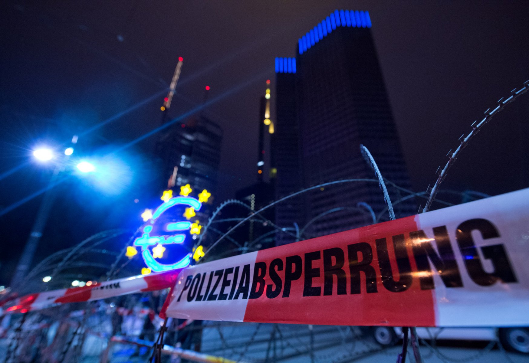 Mit Stacheldraht gesichert ist die Europäische Zentralbank (EZB) in der Innenstadt von Frankfurt am Main am 01.06.2013. Die Polizei wehrte sich am Sonntag (02.06.2013) gegen Vorwürfe, wonach der erzwungene Stop des Blockupy-Demonstrationszuges  am Samstag unverhältnismässig gewesen sei. Foto: Boris Roessler/dpa