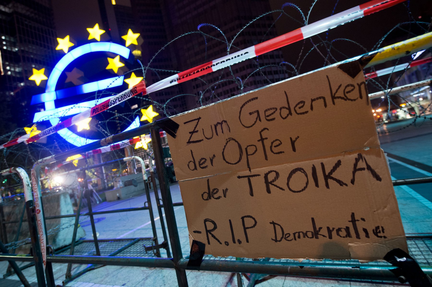 Mit Stacheldraht gesichert ist die Europäische Zentralbank (EZB) in der Innenstadt von Frankfurt am Main am 01.06.2013. Die Polizei wehrte gegen Vorwürfe, wonach der erzwungene Stop des Blockupy-Demonstrationszuges am Samstag unverhältnismässig gewesen sei. Foto: Boris Roessler/dpa