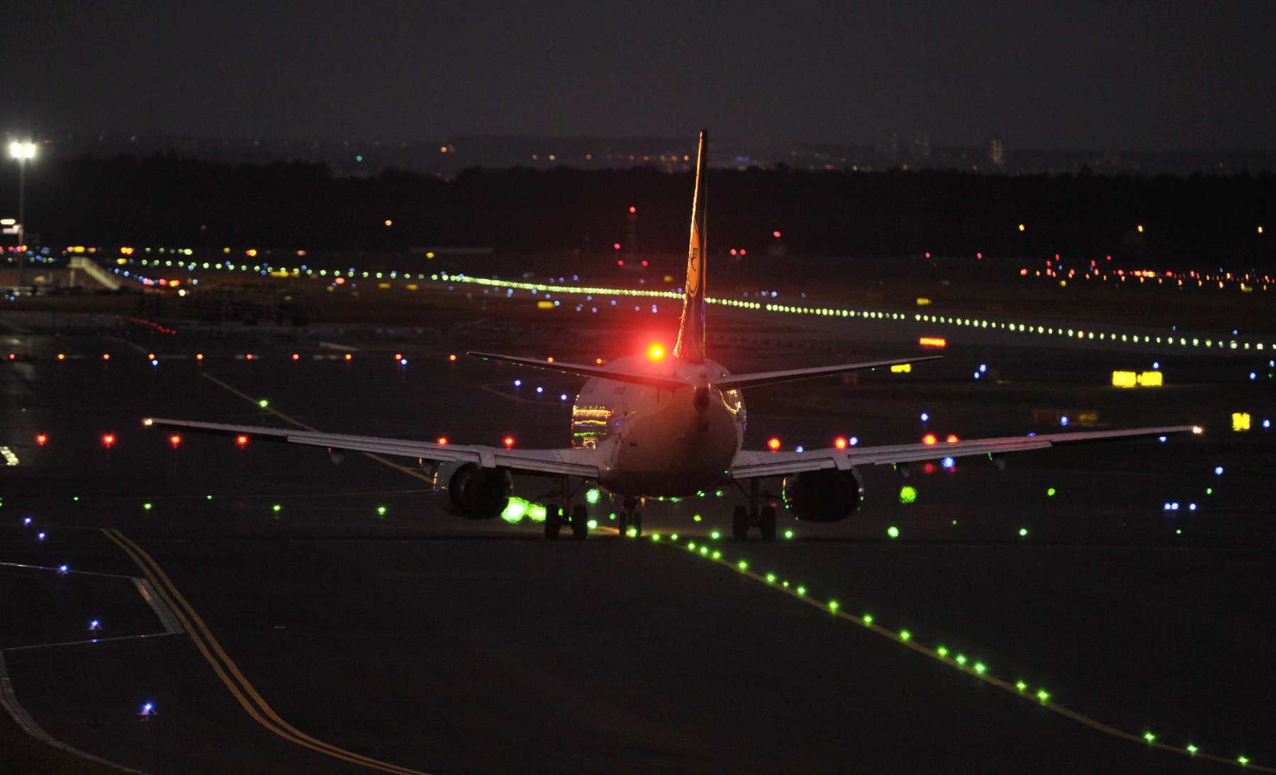 Zu einem Nachtflug startet eine Passagiermaschine der Lufthansa auf dem Flughafen von Frankfurt am Main. Foto: Boris Roessler/dpa