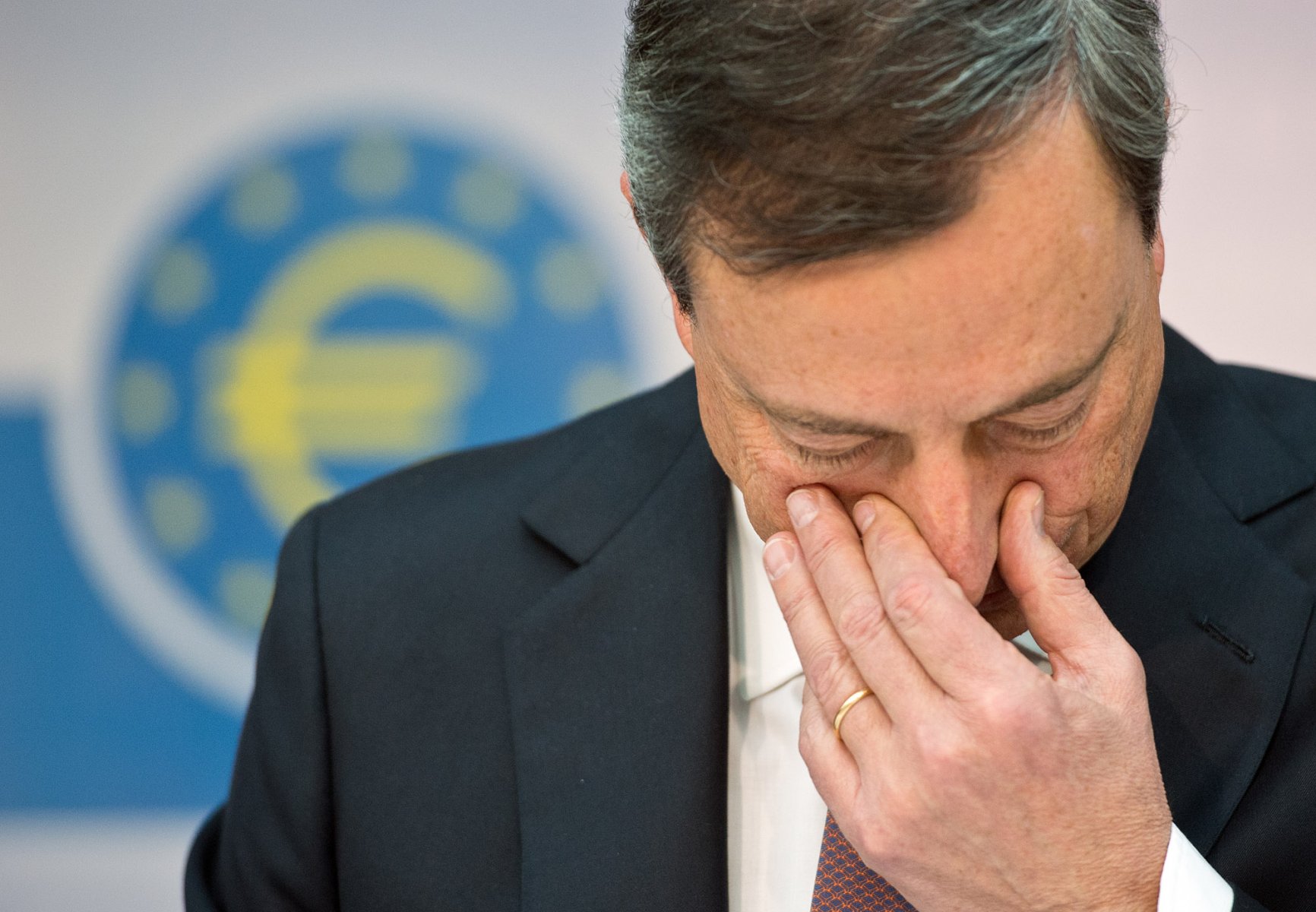Mario Draghi, Präsident der Europäischen Zentralbank (EZB) spricht auf der turnusmäßigen Pressekonferenz der EZB in Frankfurt am Main. Foto: Boris Roessler/dpa  