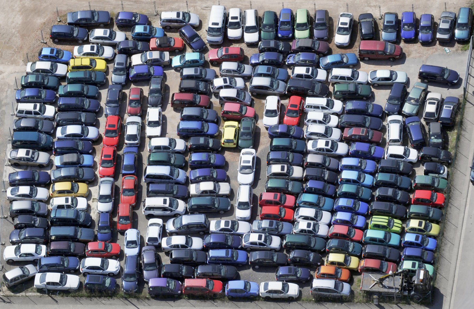 Wie Spielzeugautos wirken die abgestellten Altfahrzeuge auf dem Stellplatz eines Händlers bei Egelsbach in Hessen aus der Vogelperspektive. Foto: Boris Roessler/dpa