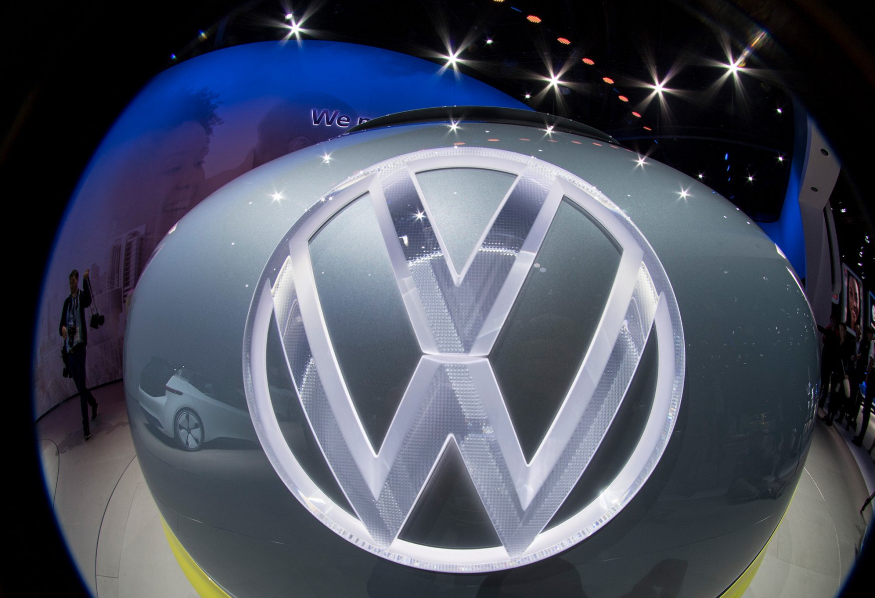 Von Innen leuchtet das Logo der E-Konzeptstudie "VW ID Buzz" auf dem Stand von Volkswagen auf der Automesse IAA 2017. Foto: Boris Roessler/dpa