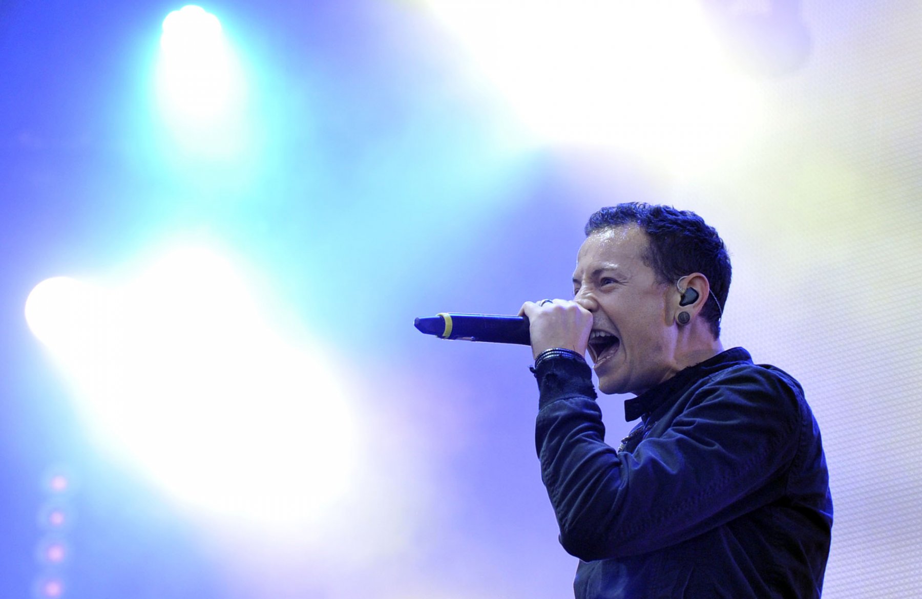 Chester Bennington von der US-Band Linkin Park singt auf einem Open-Air-Konzert in Oberursel bei Frankfurt am Main. Foto: Boris Roessler/dpa