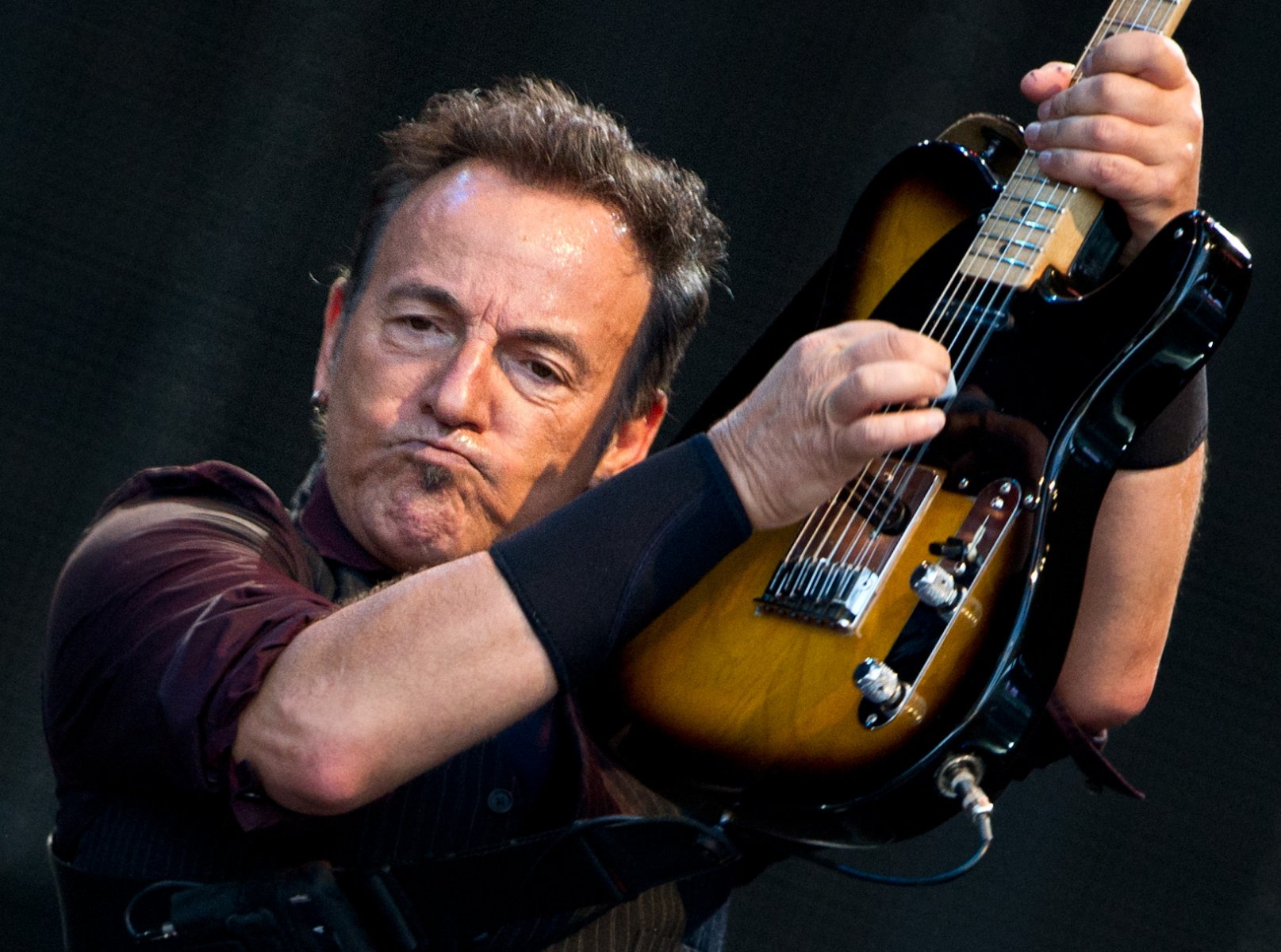 Zum Start der "Wrecking Ball"-Tour tritt der US-Rocksänger Bruce Springsteen in der ausverkauften Commerzbank-Arena in Frankfurt am Main auf. Foto: Boris Roessler/dpa