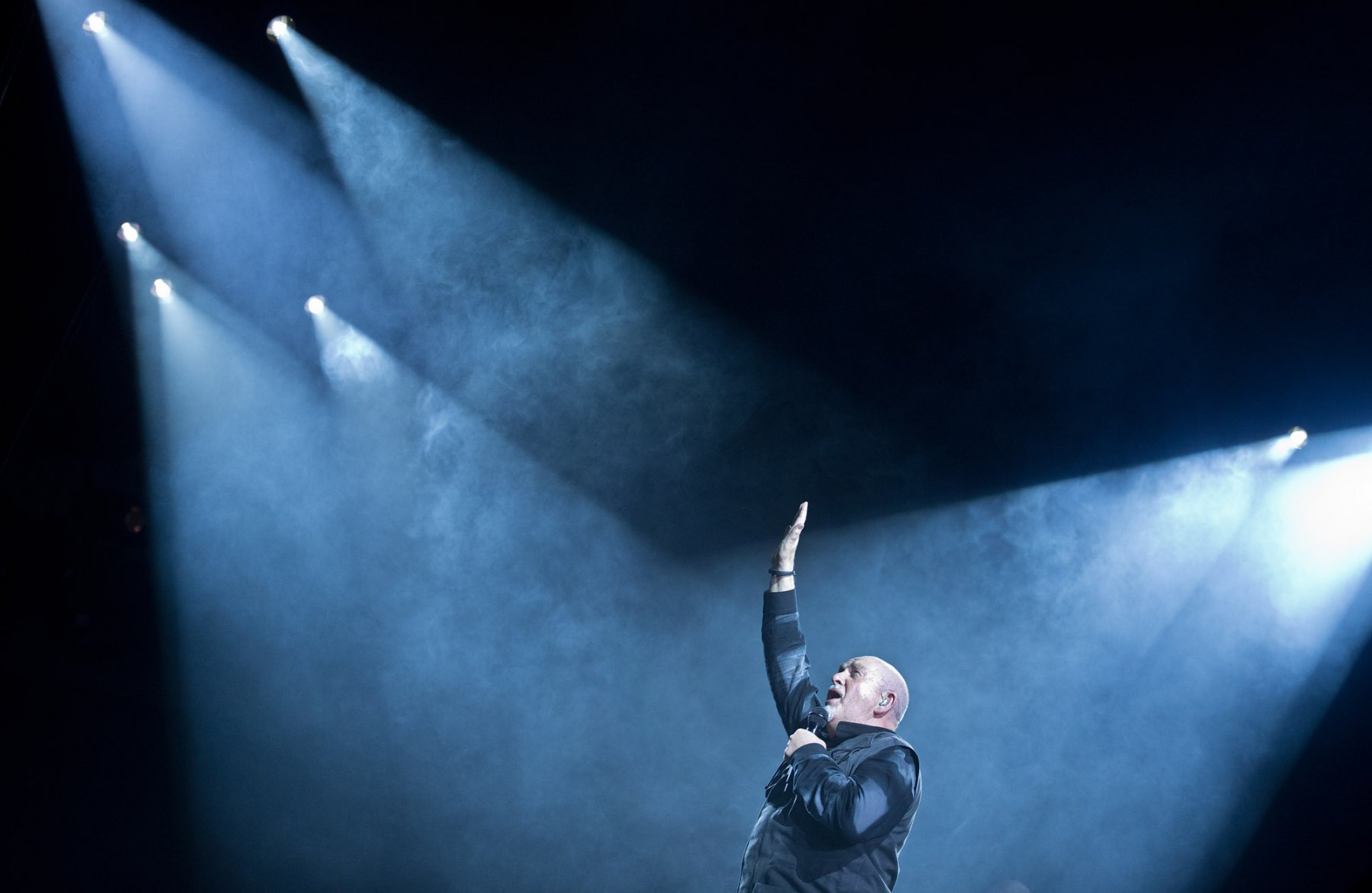 Peter Gabriel singt am 29.04.2014 in der Festhalle in Frankfurt am Main zum Auftakt seiner "Back To Front"-Tour. Foto: Boris Roessler/dpa 