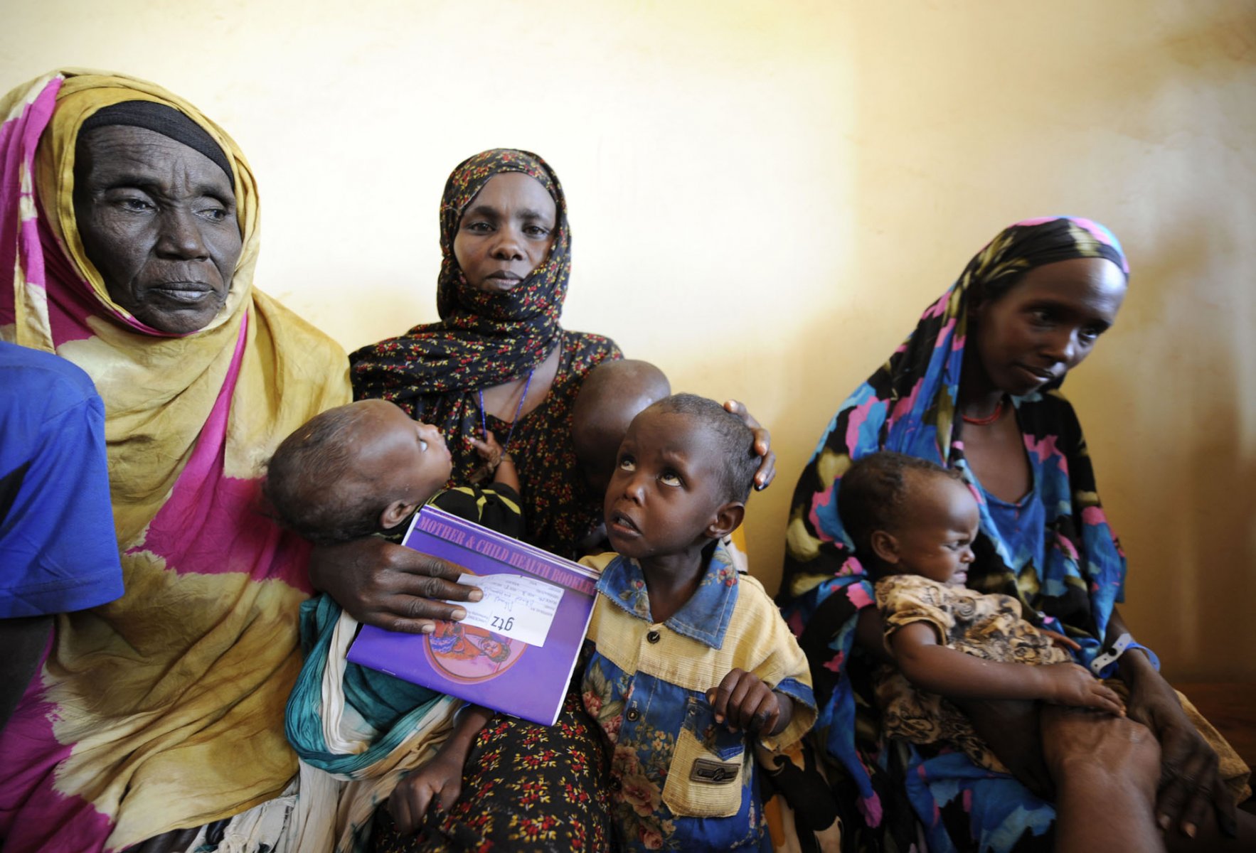 Somali refugees waiting for vaccination in a refugee camp in Dadaab, northeastern Kenya on wednesday, August 3rd 2011 after arriving at the camp earlier the morning. Somalia and parts of Kenya have been struck by one of the worst droughts and famines in six decades, more than 350.000 refugees have found shelter in the worlds biggest refugee camp. Photo: Boris Roessler dpa  +++(c) dpa - Bildfunk+++