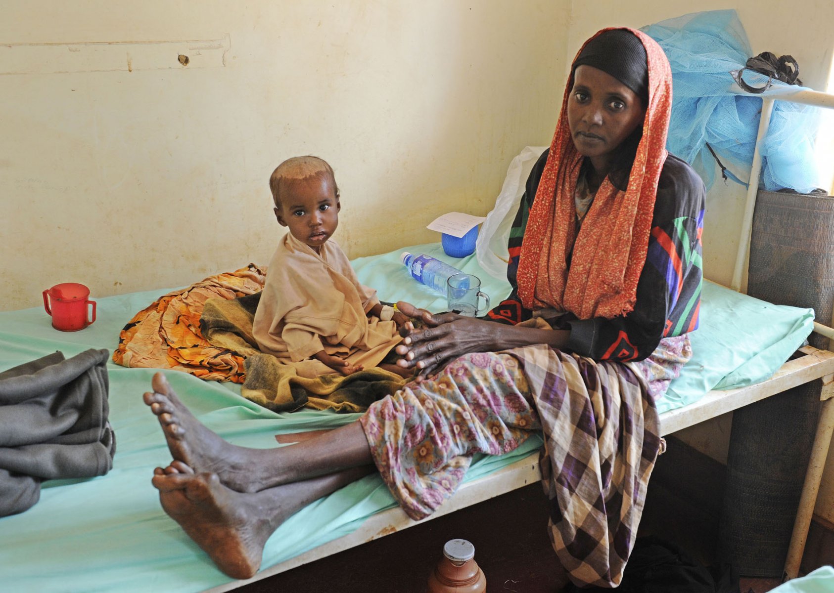 A malnourished somalian boy and his mother finding shelter in a field hospital at a refugee camp in Dadaab, northeastern Kenya on Wednesday, August 3, 2011. Somalia and parts of Kenya have been struck by one of the worst droughts and famines in six decades, more than 350.000 refugees have found shelter in the worlds biggest refugee camp. Photo: Boris Roessler dpa  +++(c) dpa - Bildfunk+++