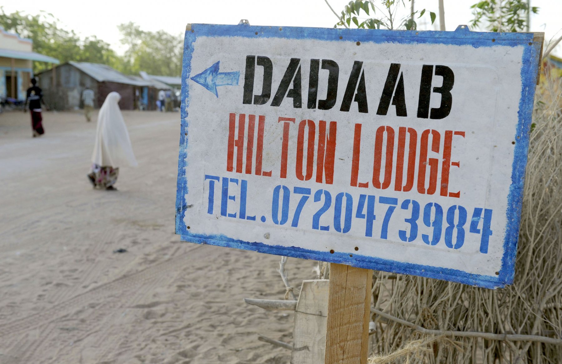 A sign shows the way to a lodge in Dadaab, northeastern Kenya, pictured on wednesday, August 3, 2011. Consisting basically of two streets the Dadaab population can not be estimated precisely. It's hosting the UN-compund, in which a lot of NGO and other organisations have their base. Somalia and parts of Kenya have been struck by one of the worst droughts and famines in six decades, more than 350.000 refugees have found shelter in the worlds biggest refugee camp. Photo: Boris Roessler dpa  +++(c) dpa - Bildfunk+++