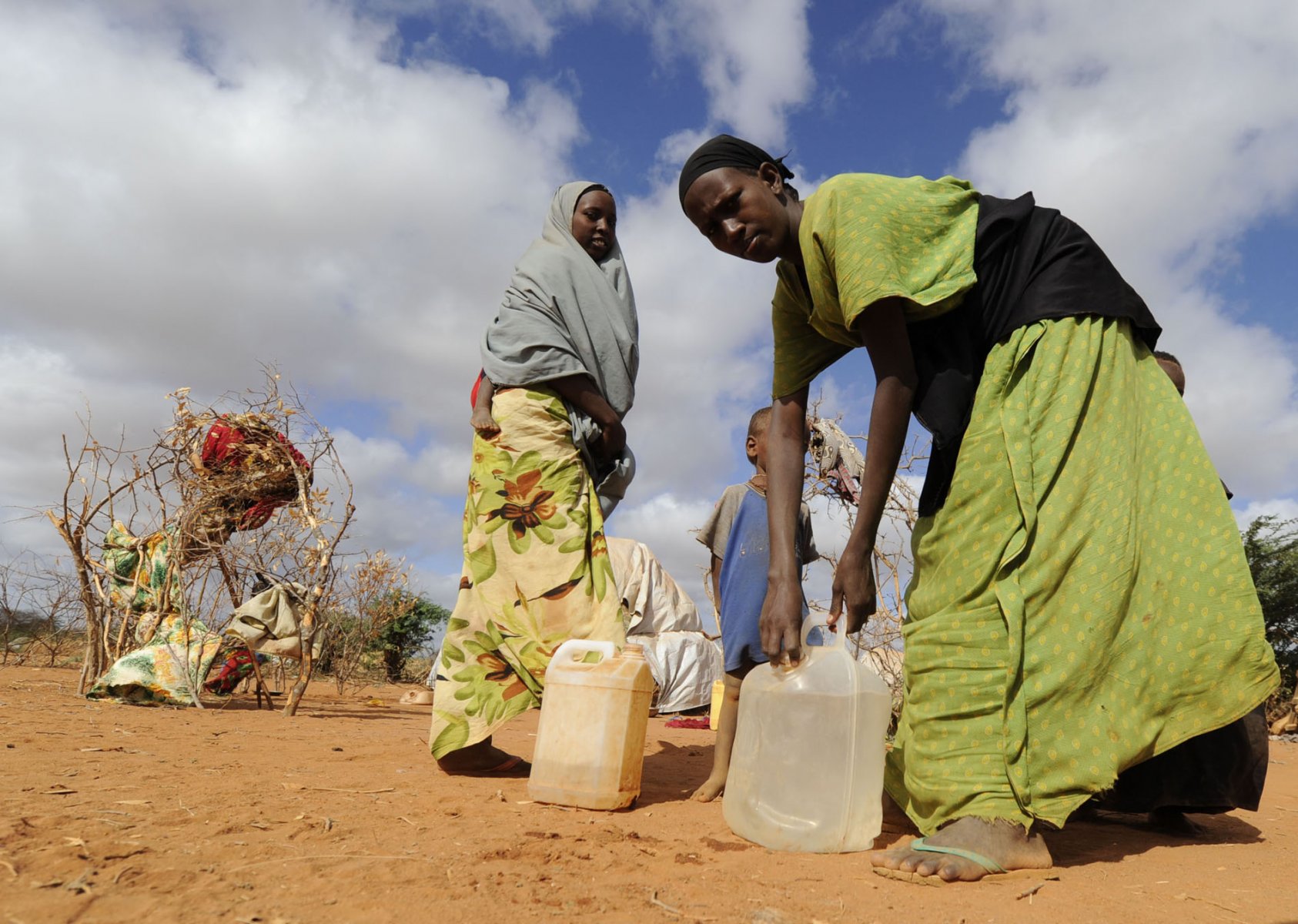 Waiting for their husbands to come back these two somalian woman have already carried their daily ration of drinking water to their tents at a refugee camp in Dadaab, northeastern Kenya on thursday, August 4, 2011. Somalia and parts of Kenya have been struck by one of the worst draughts and famines in six decades, more than 350.000 refugees have found shelter in the worlds biggest refugee camp. Photo: Boris Roessler dpa  +++(c) dpa - Bildfunk+++