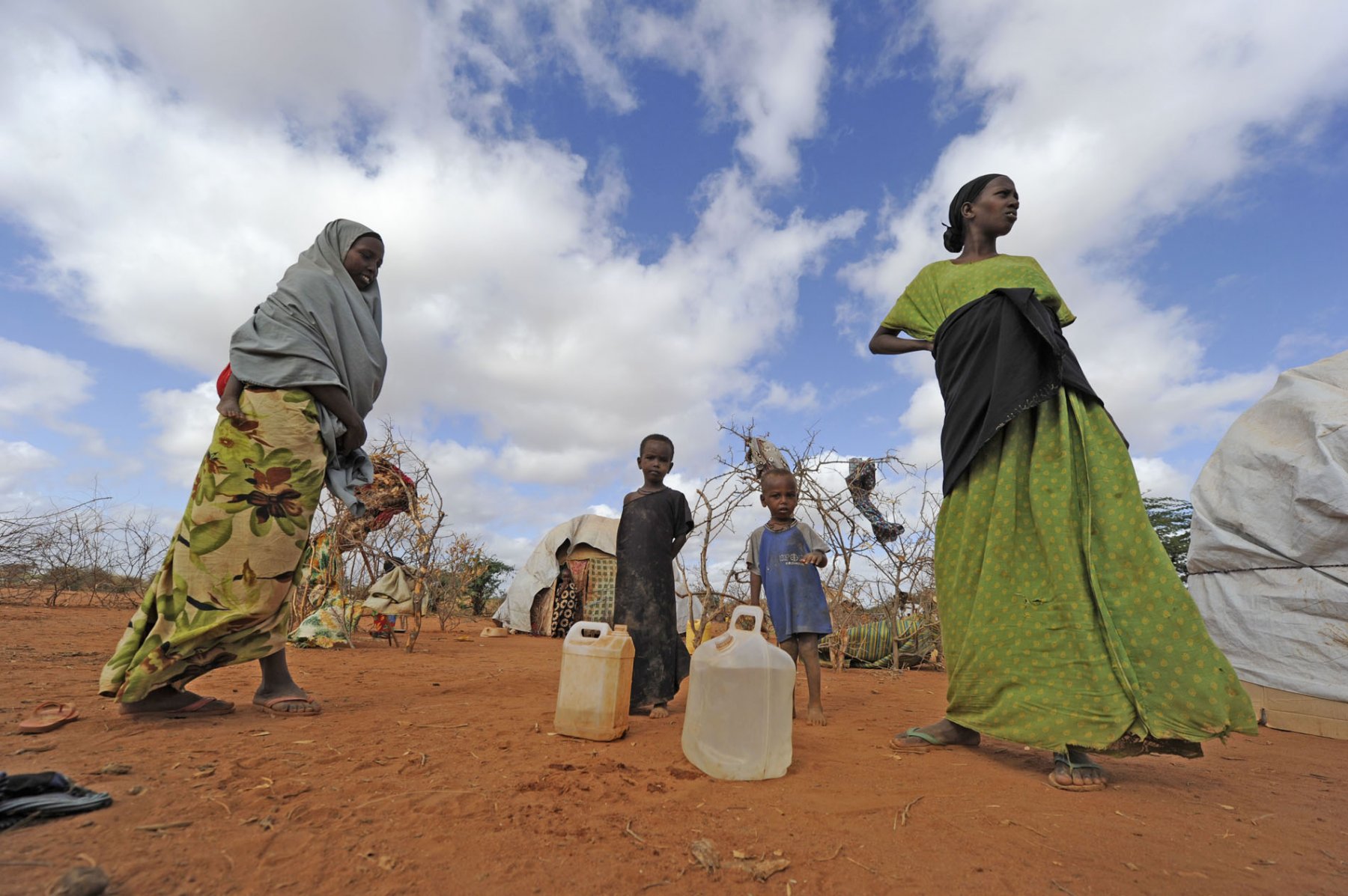 Waiting for their husbands to come back these two somalian woman have already carried their daily ration of drinking water to their tents at a refugee camp in Dadaab, northeastern Kenya on thursday, August 4, 2011. Somalia and parts of Kenya have been struck by one of the worst draughts and famines in six decades, more than 350.000 refugees have found shelter in the worlds biggest refugee camp. Photo: Boris Roessler dpa  +++(c) dpa - Bildfunk+++