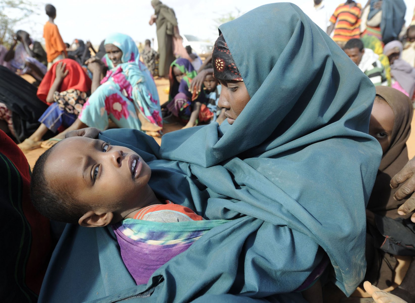 After weeks on the move a Somali mother and her child have finally arrived at a refugee camp in Dadaab, northeastern Kenya Friday, August 5, 2011 and are now waiting to be granted access to a first medical examination and registration. Somalia and parts of Kenya have been struck by one of the worst droughts and famines in six decades, more than 350.000 refugees have found shelter in the world's biggest refugee camp. Foto: Boris Roessler dpa  +++(c) dpa - Bildfunk+++