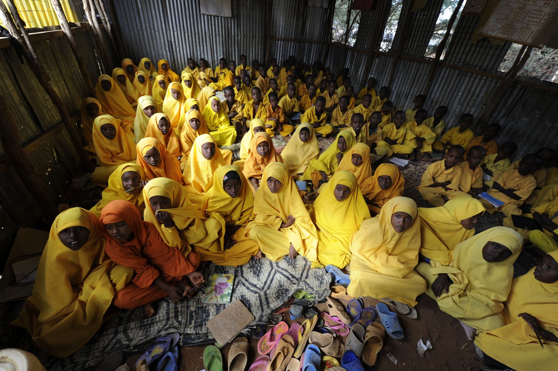 Separated from the boys, girls attend an English class at a school inside a refugee camp in Dadaab, northeastern Kenya Friday, August 5, 2011. Within the camp's infrastructure, the schools are of major importance. Somalia and parts of Kenya have been struck by one of the worst droughts and famines in six decades, more than 350.000 refugees have found shelter in the world's biggest refugee camp. Foto: Boris Roessler dpa  +++(c) dpa - Bildfunk+++