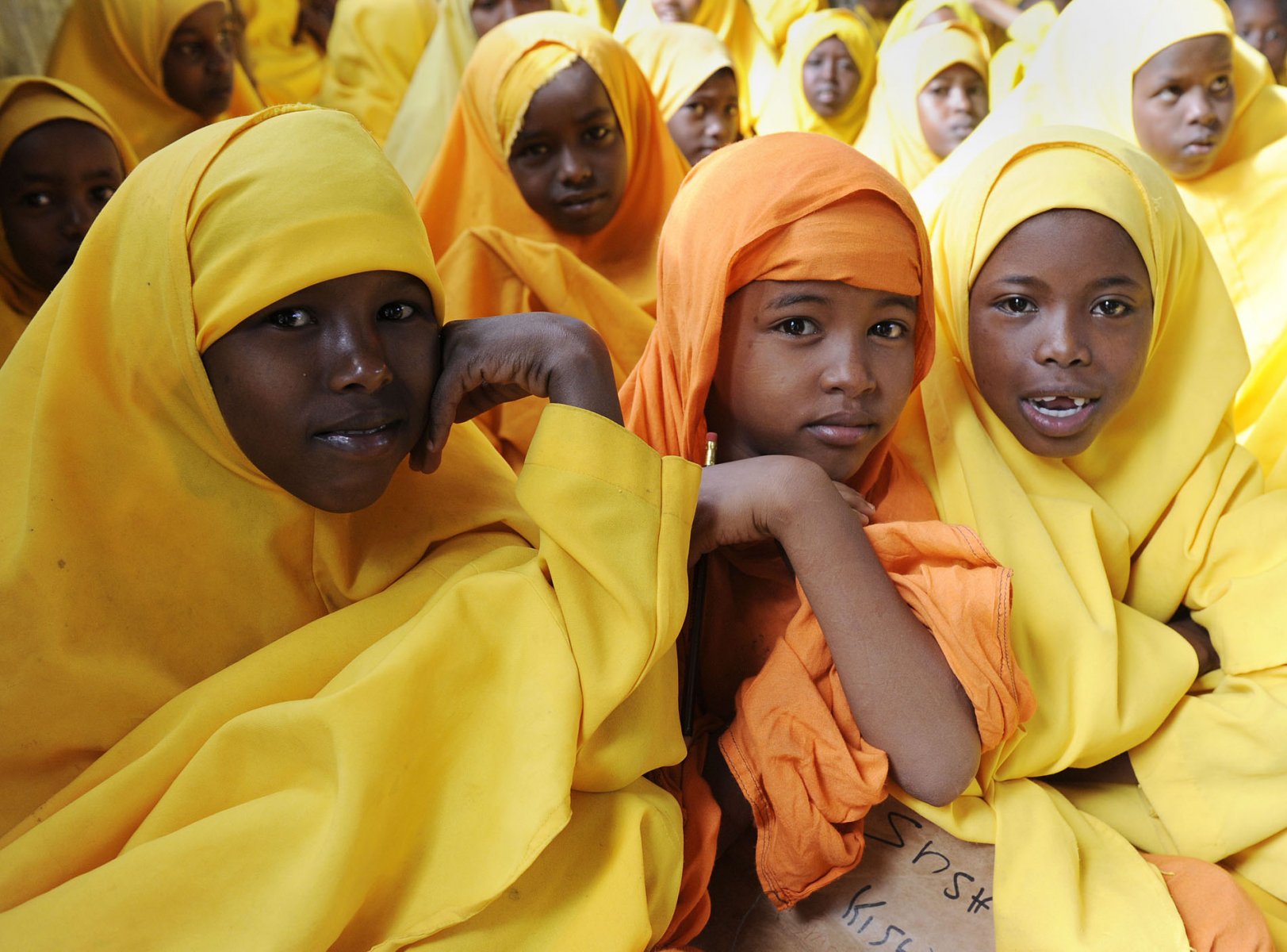 ARCHIV - Somalische Flüchtlings-Mädchen, aufgenommen am 05.08.2011 während einer Schulstunde im Flüchtlingslager Dadaab in Kenia. Die Bedingungen im weltgrößten Flüchtlingslager Dadaab in Kenia haben sich nach Angaben von Hilfsorganisationen deutlich verschlechtert. Arbeitslosigkeit und schlechte Ausbildung ließen das Camp zu einem Rekrutierungsfeld für Verbrecherbanden und Extremisten werden, teilten sieben internationale Hilfsorganisationen am Donnerstag mit. Rund 70 Prozent der etwa 164 000 Kinder in Dadaab hätten noch nie ein Klassenzimmer von innen gesehen. Foto: Boris Roessler dpa (zu dpa 1129 vom 12.07.2012)  +++(c) dpa - Bildfunk+++