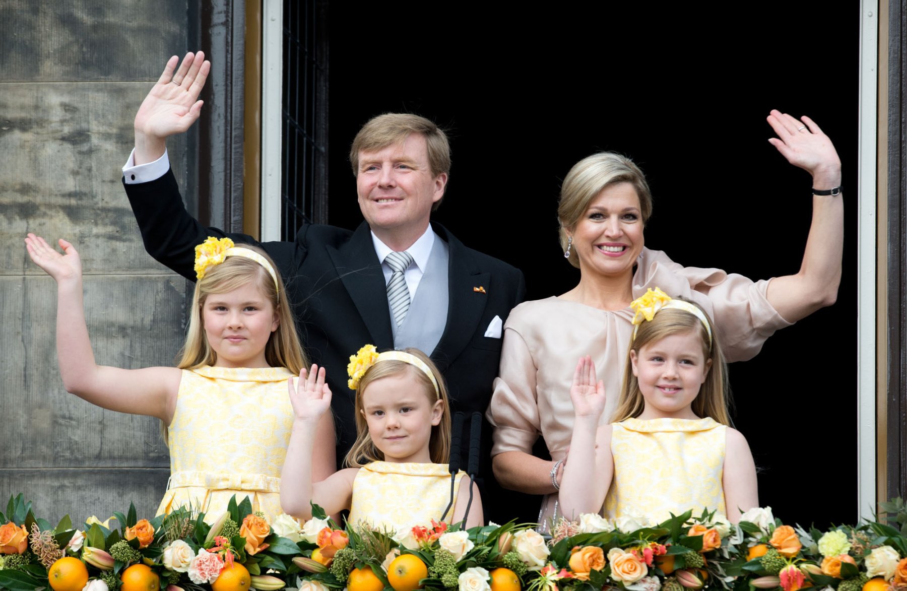 Dutch Royal family members King Willem-Alexander, Queen Maxcima are seen on the balcony  of the Royal Palace in Amsterdam, The Netherlands, 30 April 2013, following the abdiction of her Majesty the Queen. Photo: Boris Roessler/dpa