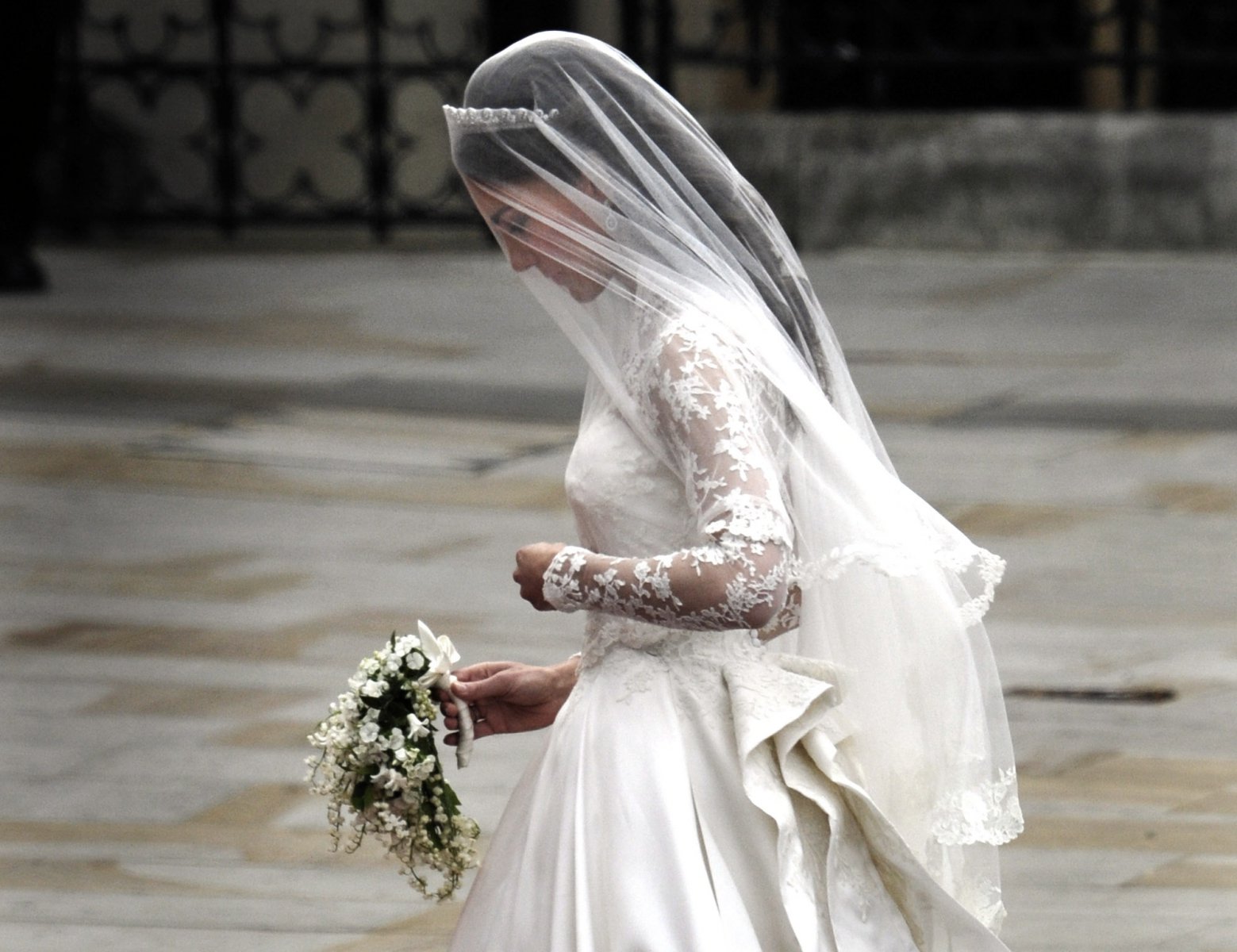 The bride Kate Middleton arrives at Westminster Abbey for her wedding ceremony with Prince William in London, Britain, 29 April 2011. Photo: Boris Roessler/dpa
