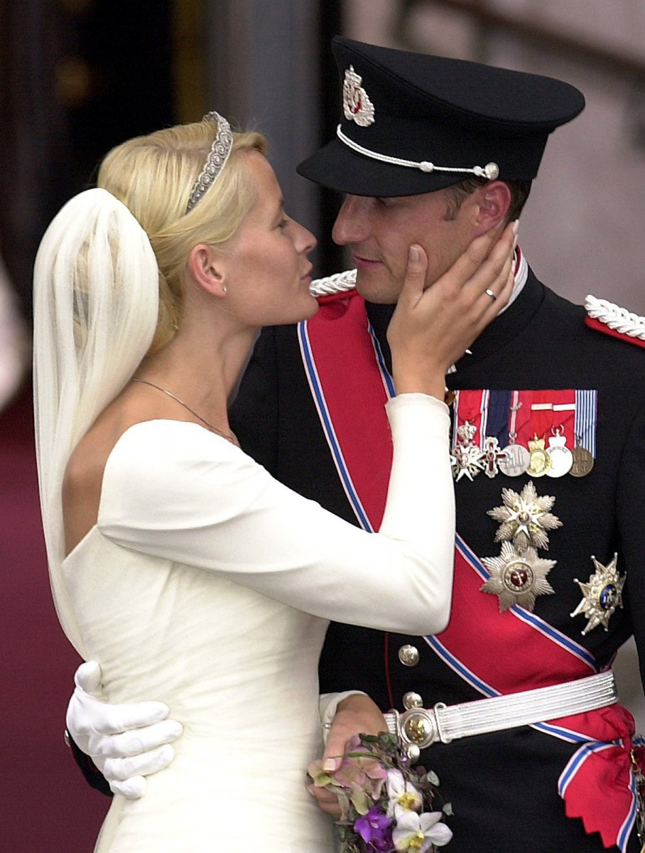 Minuten nach ihrer Trauung steichelt die norwegische Kronprinzessin Mette-Marit ihren frisch angetrauten Mann, Kronprinz Haakon, am 25.8.2001 vor dem Dom in Oslo. Foto: Boris Roessler/dpa