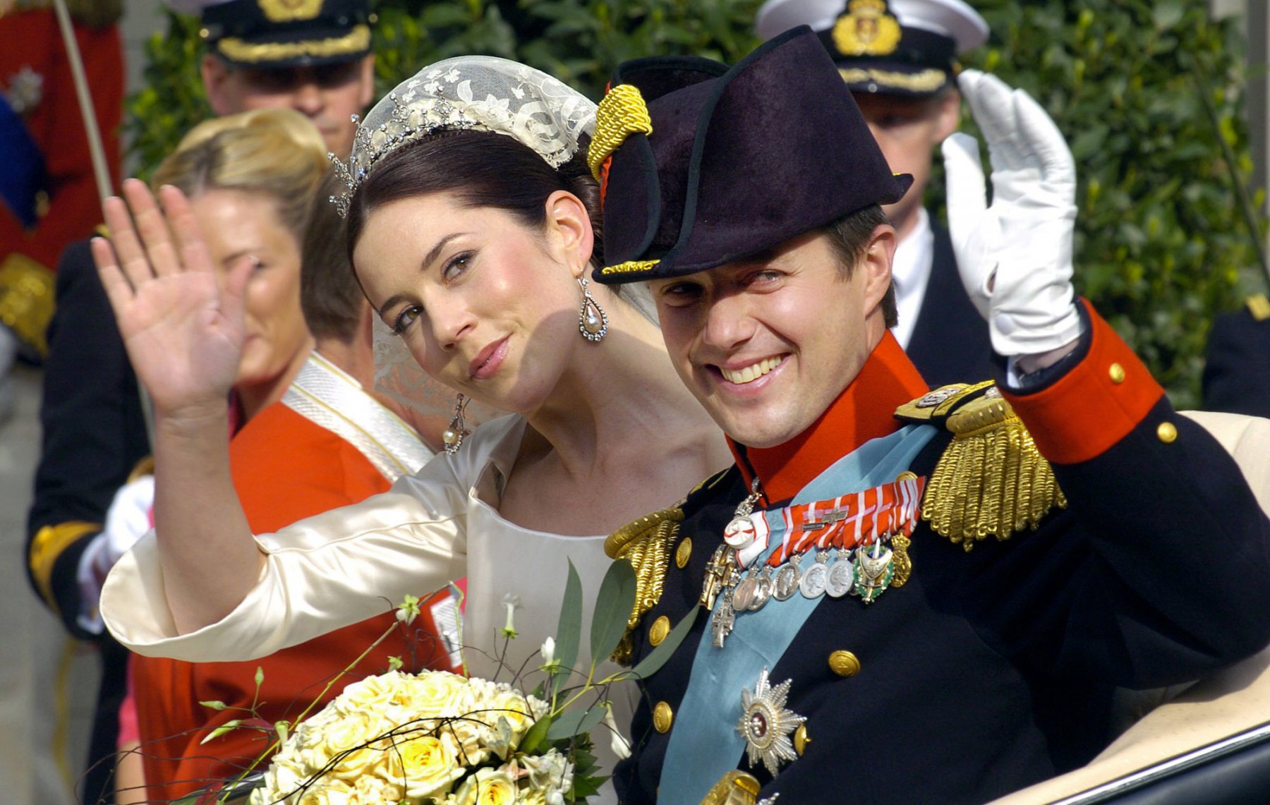 Kronprinz Frederik von Dänemark und seine Frau Prinzessin Mary fahren nach der Trauung im  Dom in Kopenhagen in einer offenen Kutsche nach Schloss Amalienborg. Foto: Boris Roessler/dpa