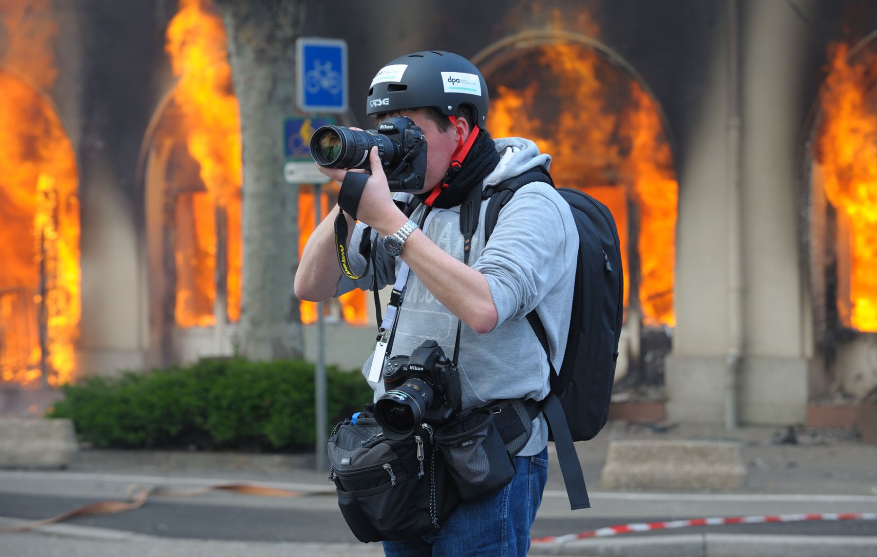 Bei gewalttätigen Ausschreitungen während des NATO-Gipfels in Strasbourg haben Demonstranten ein Hotel in Brand gesetzt. Immer wieder werden Fotografen auch hier von den Demonstranten angegriffen. 