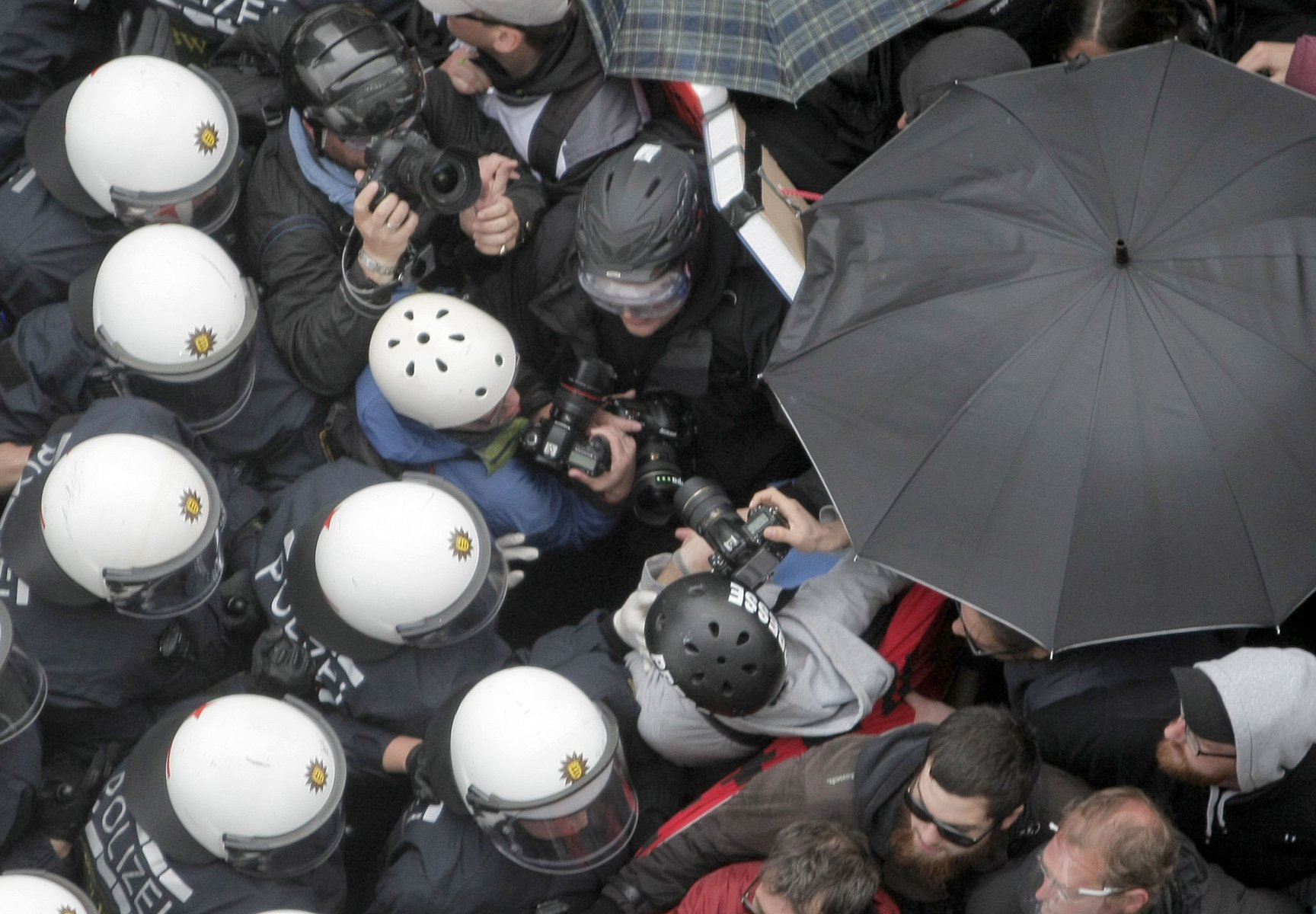 Bei der gewaltsamen Räumung eines Polizeikessels geraten die Fotografen am 1. Juni 2013 in Frankfurt in Bedrängnis. Politik und Gewerkschaften kritisieren noch Wochen danach die Gewalttätigkeit der Polizei. Mehrere Journalisten werden durch die Beamten gezielt angegangen und verletzt.