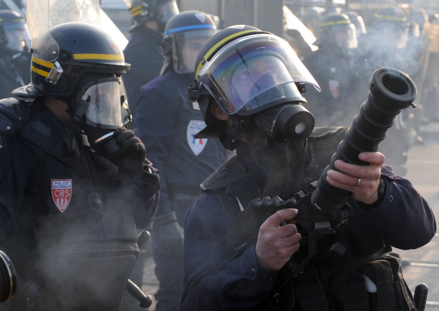 Tränengasgranaten feuern Polizisten auf Demonstranten am Samstag (04.04.2009) in Straßburg. Mehrere tausend militante NATO-Gegner wurden auf ihrem Weg in die Innenstadt von Straßburg von der Polizei gestoppt. Dabei kam es zu Straßenschlachten. Foto: Boris Roessler   +++(c) dpa - Bildfunk+++