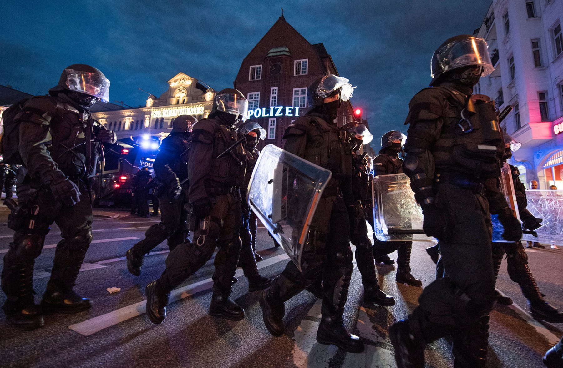 Polizisten und Wasserwerfer sichern die Davidwache in Hamburg während einer Demonstration gegen den G20-Gipfel. Die Polizei sicherte die Kundgebung mit einem massiven Kräfteaufgebot. 