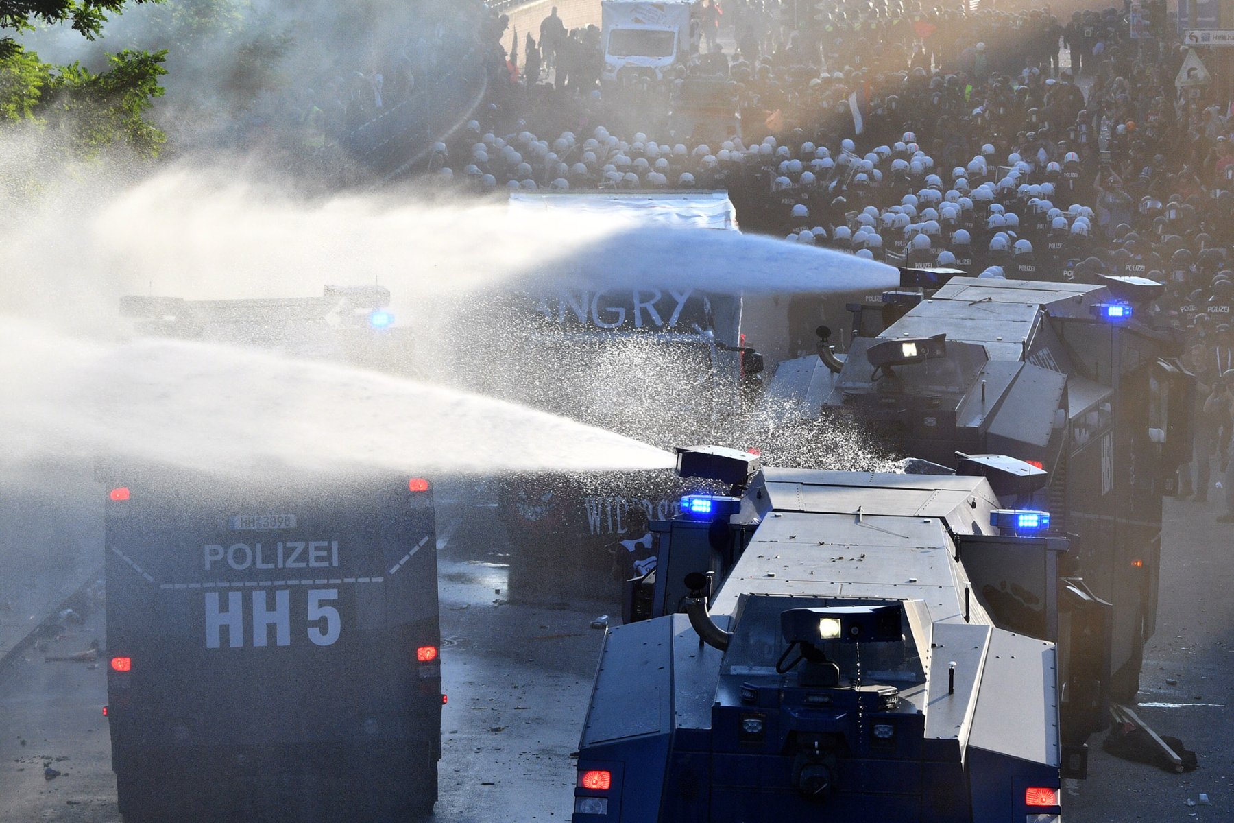 Wasserwerfer gegen Demonstranten auf dem G-20-Gipfel in Hamburg.