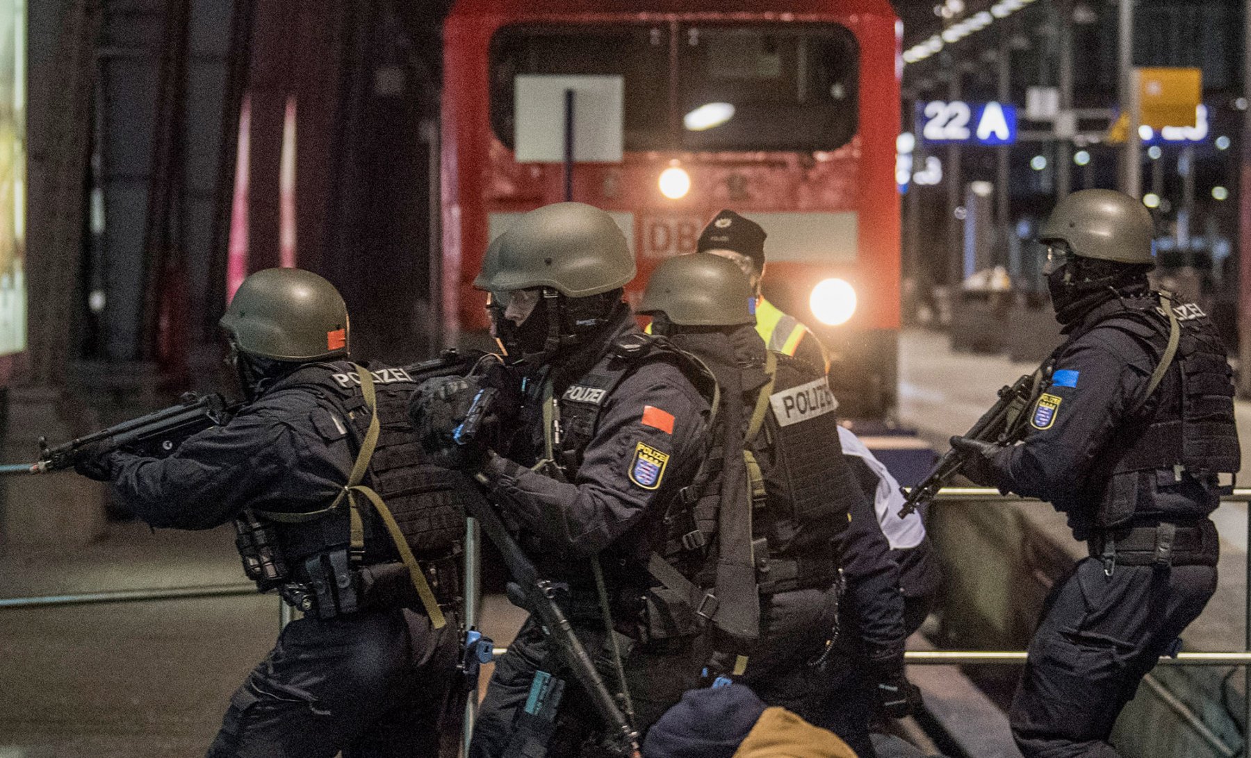 Polizisten proben bei der Simulation eines terroristischen Angriffs auf dem Hauptbahnhof die Bekämpfung der Täter und die Versorgung von Verletzten. 