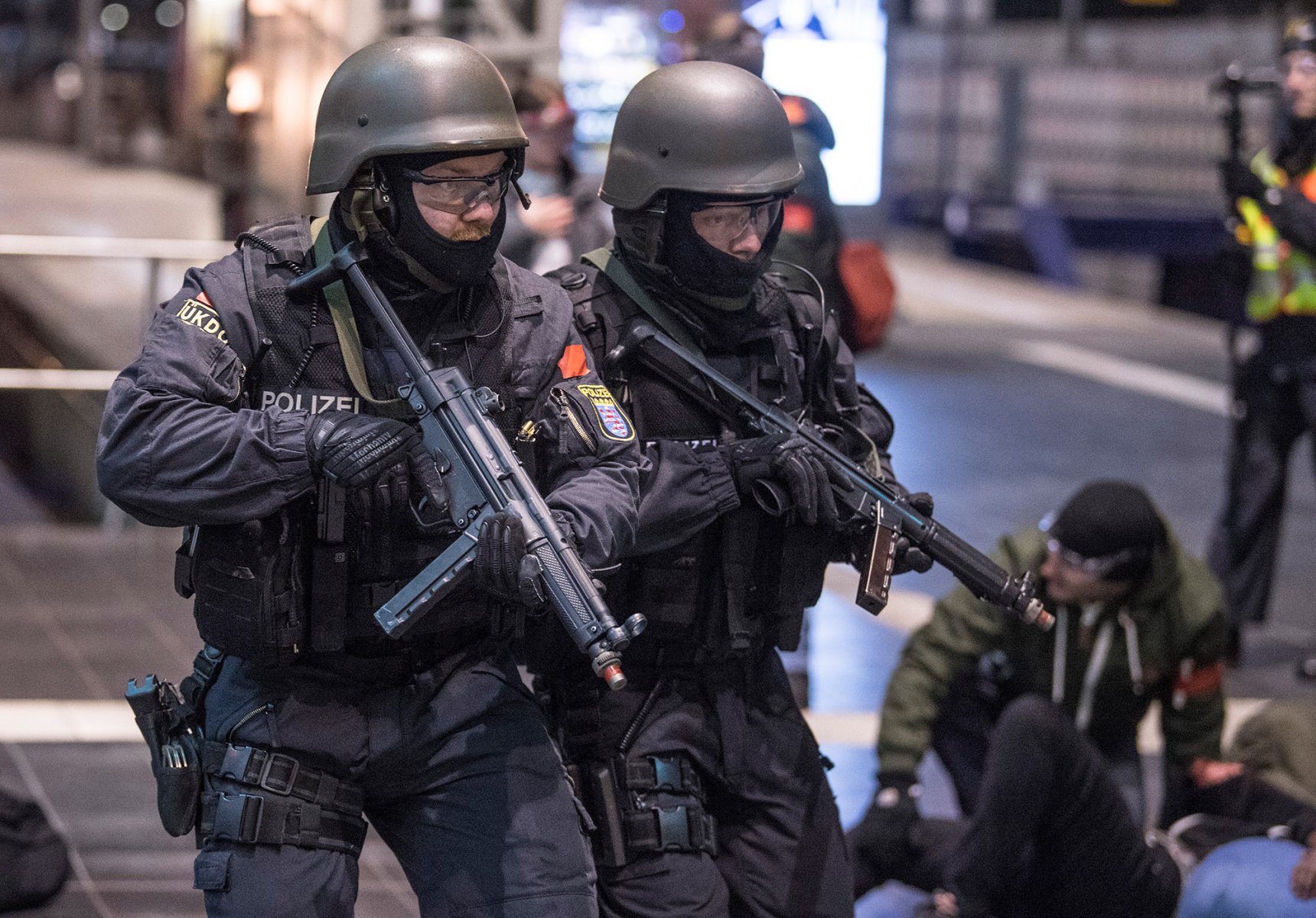 Polizisten proben bei der Simulation eines terroristischen Angriffs auf dem Hauptbahnhof die Bekämpfung der Täter und die Versorgung von Verletzten. 