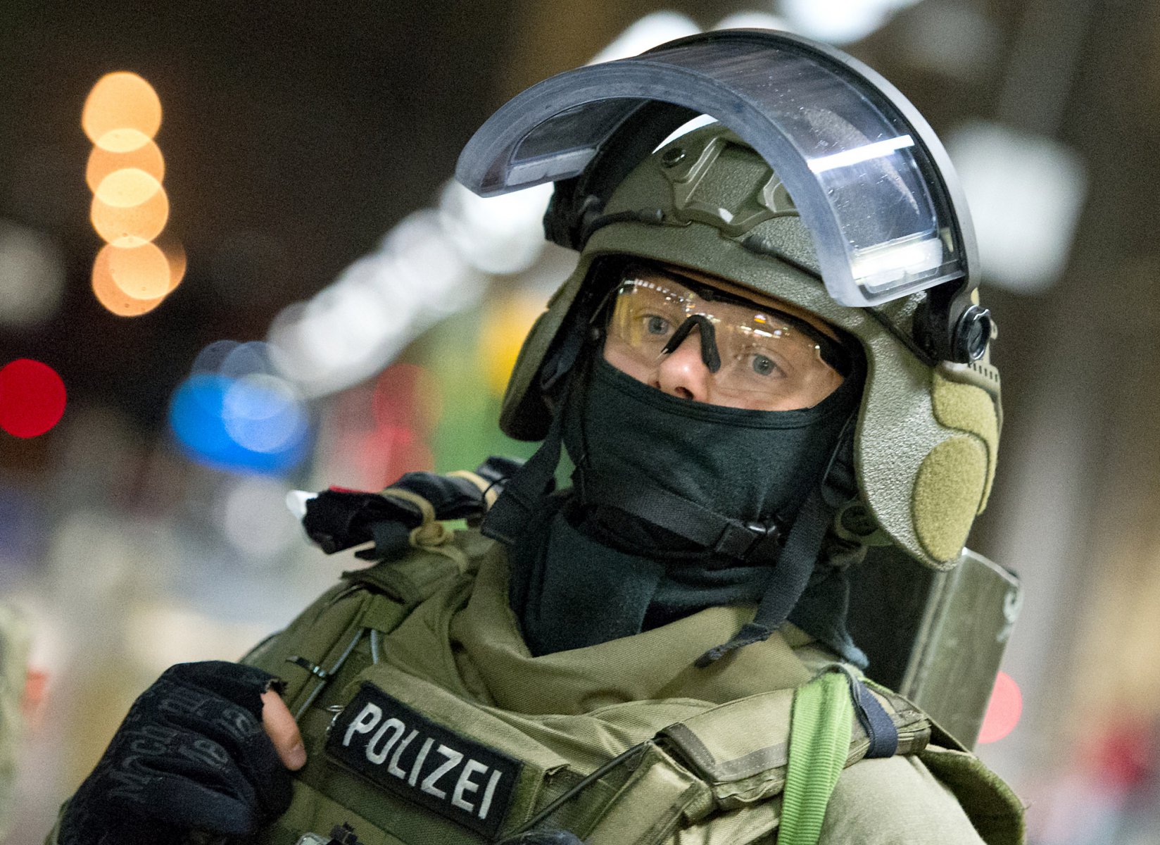 Mit voller Schutzmontur nimmt ein Beamter der Eliteeinheit GSG 9 auf dem Hauptbahnhof in Frankfurt am Main an einem Trainingsszenario der Bundespolizei teil. Foto: Boris Roessler/dpa 