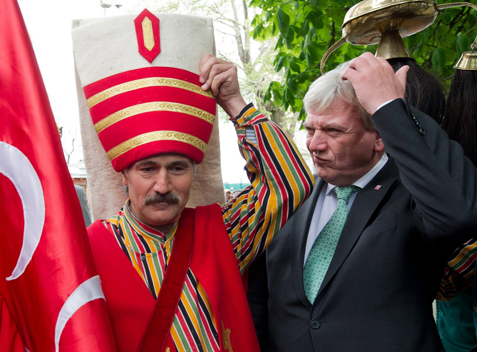 Neben einem osmanischen Trachtentänzer steht der hessische Ministerpräsident Volker Bouffier während einer Türkei-Reise in der hessischen Partnerregion Bursa. Foto: Boris Roessler/dpa  