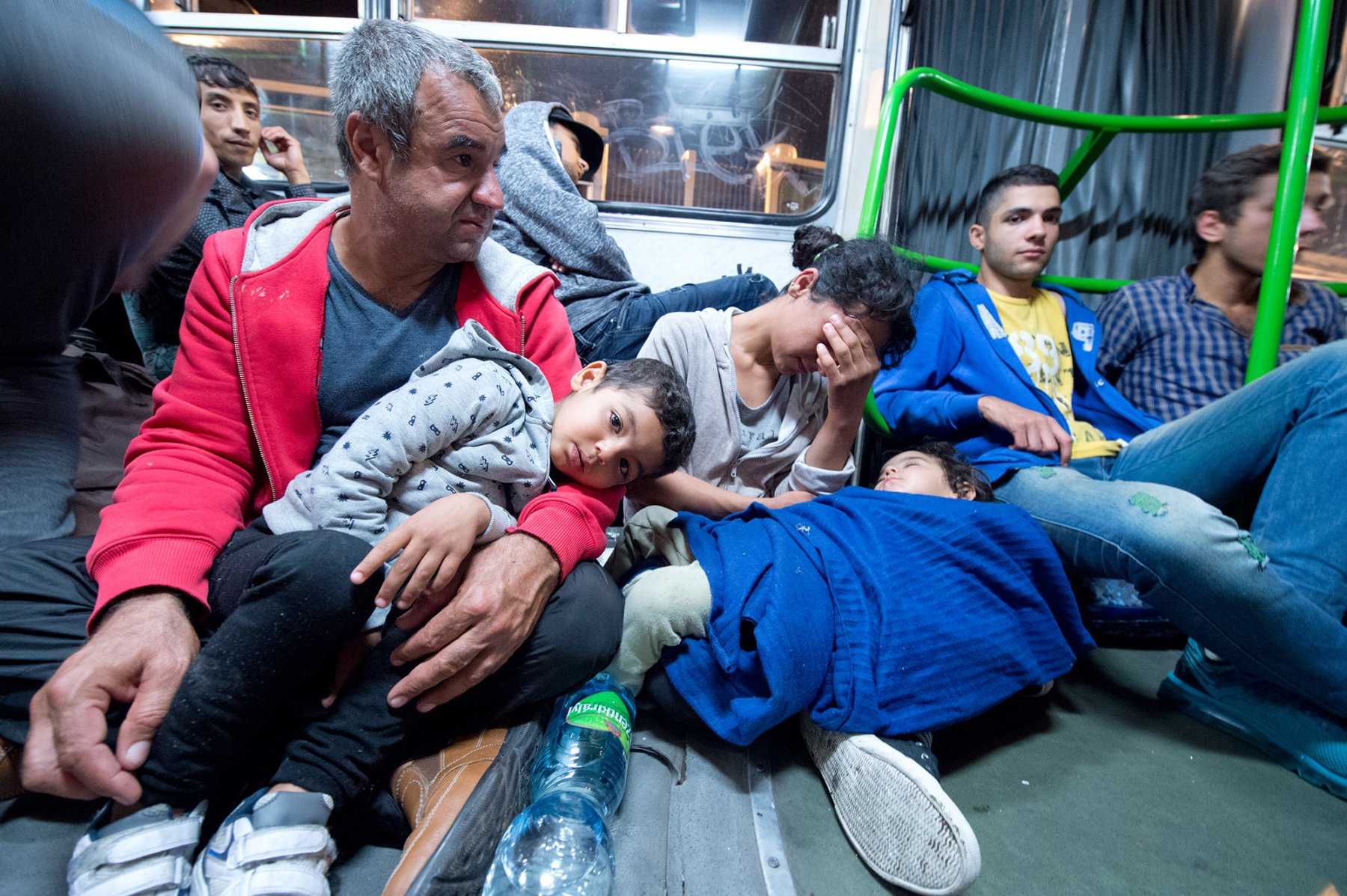 Mitten in der Nacht erreicht tausende Flüchtlinge im am 5. September 2015 vor dem Keleti-Bahmhof in Budapest die Nachricht, dass Sie nach Wochen der Ungewissheit Ungarn verlassen dürfen. In den Bussen herrscht drangvolle Enge.  Foto: Boris Roessler/dpa
