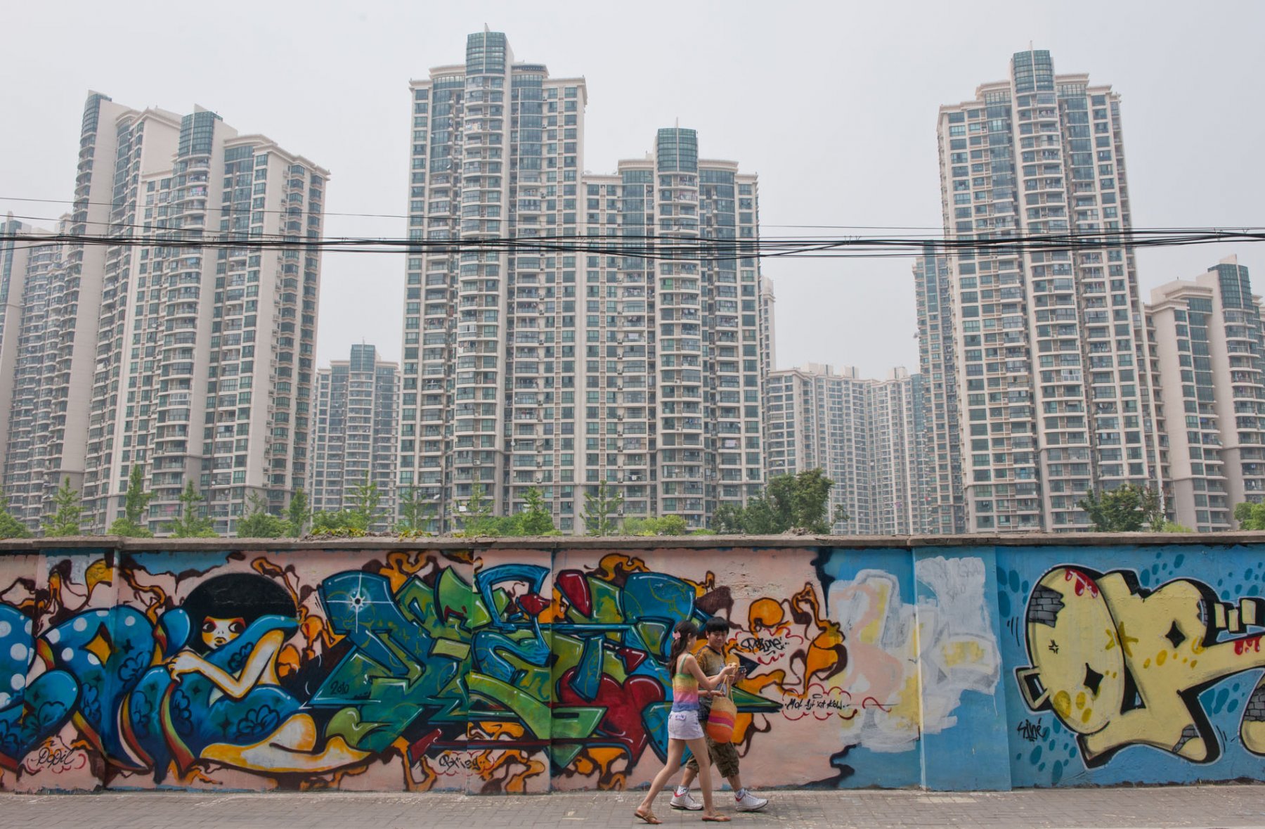 Nicht alle mögen die bunten Graffittis junger Künstler, die sich vor den grauen Hochhaustürmen mit tausenden Mietwohnungen abheben. Foto: Boris Roessler