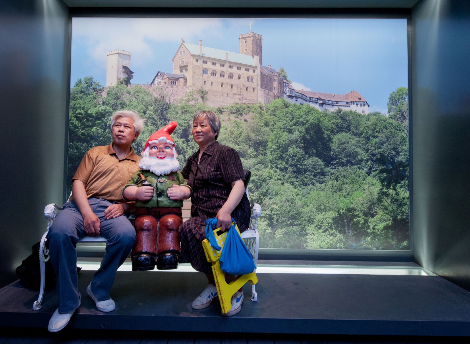 Im deutschen Pavillon auf der EXPO posiert ein chinesisches Ehepaar mit einem Gartenzwerg vor der Kulisse der Wartburg. Foto: Boris Roessler
