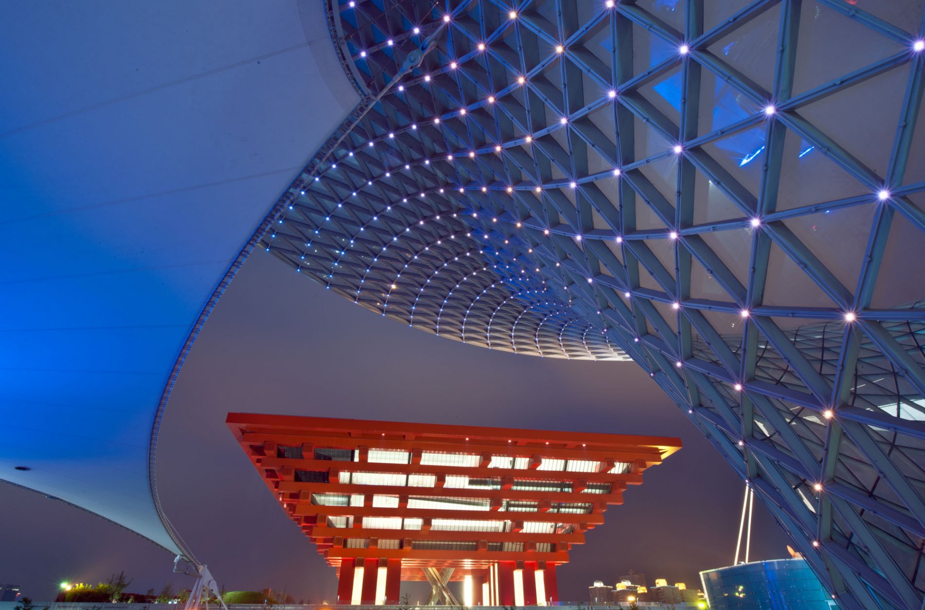 Nach traditionellen Vorgaben gefertigt überragt der Pavillon der Volksrepublik China alle anderen Bauwerke der EXPO. Foto: Boris Roessler