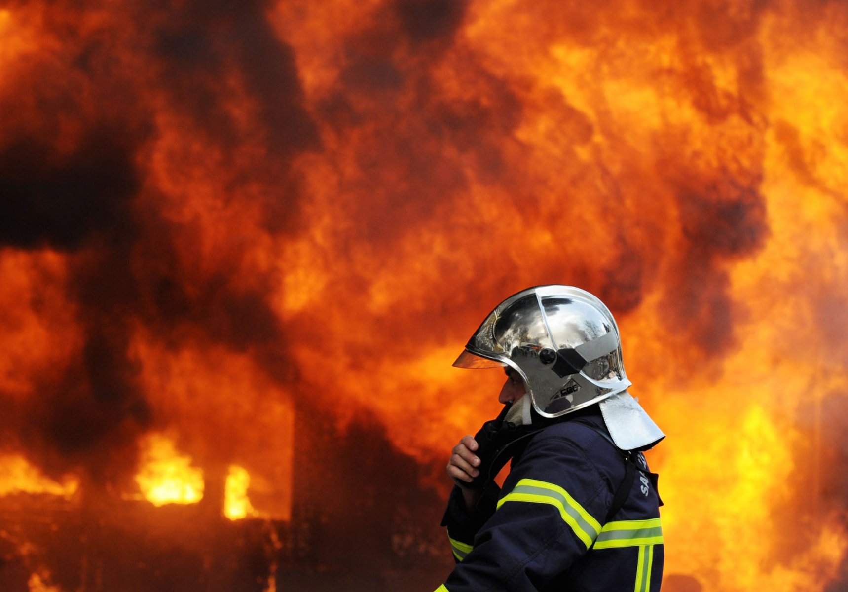 Das brennende Ibis-Hotel in Straßburg, nachdem es am Samstag von Autonomen in Brand gesteckt wurde. Foto: Boris Roessler/dpa 