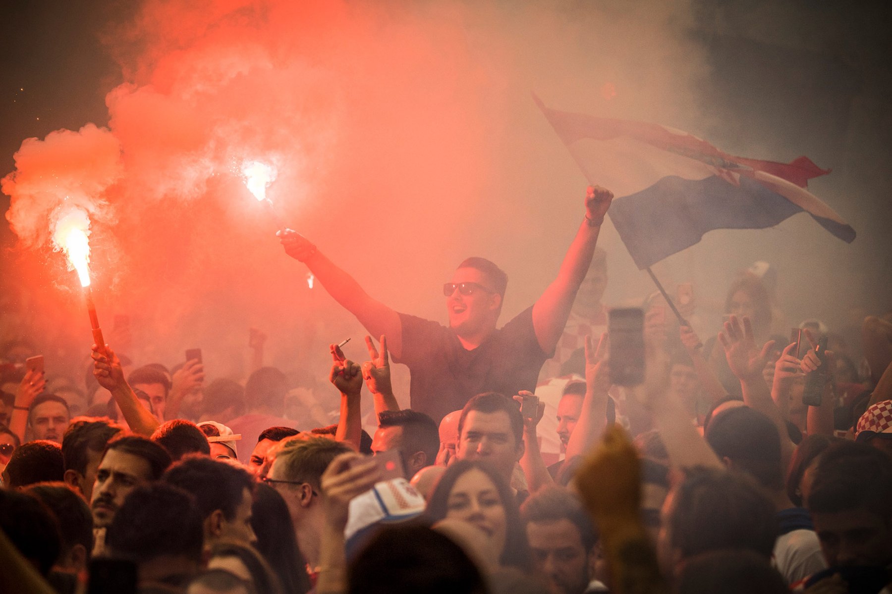 Fans der kroatischen Nationalmannschaft feiern die Vize-Weltmeisterschaft ihres Teams. Foto: Boris Roessler/dpa