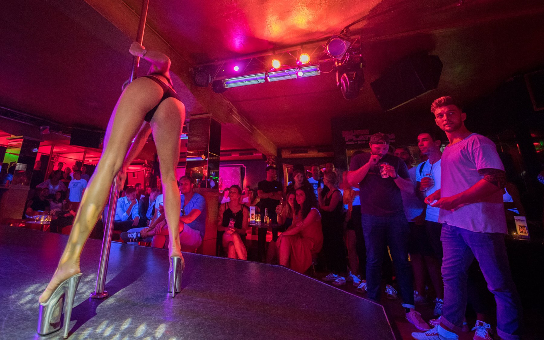 Frankfurt, Bahnhofsviertel, August 2018: Eine Stripperin tanzt in der Table-Dance-Bar "Pure Platinum" an der Stange. Foto: Boris Roessler/dpa