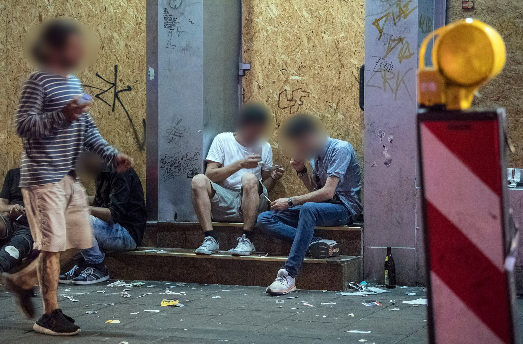 Frankfurt, Bahnhofsviertel, August 2018: Junkies und Dealer sitzen im Hauseingang eines Abbruchhauses. Foto: Boris Roessler/dpa