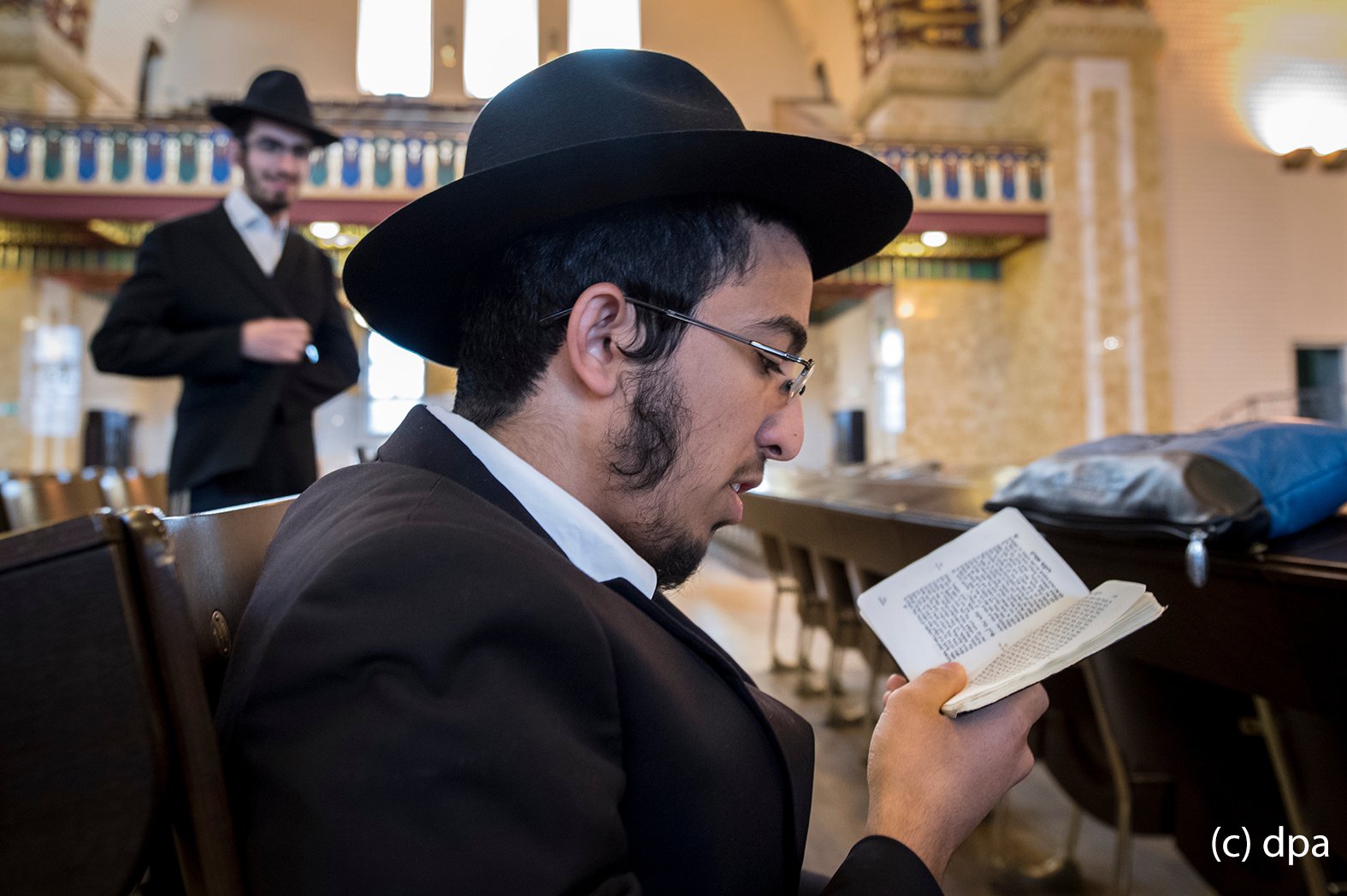 In religiösen Texten versunken ist ein gläubiger Jude in der Westend-Synagoge in Frankfurt am Main (Hessen). In der Synagoge kommen die Gläubigen aus unterschiedlichen Glaubensausrichtungen bis zu dreimal täglich zum Gebet zusammen.