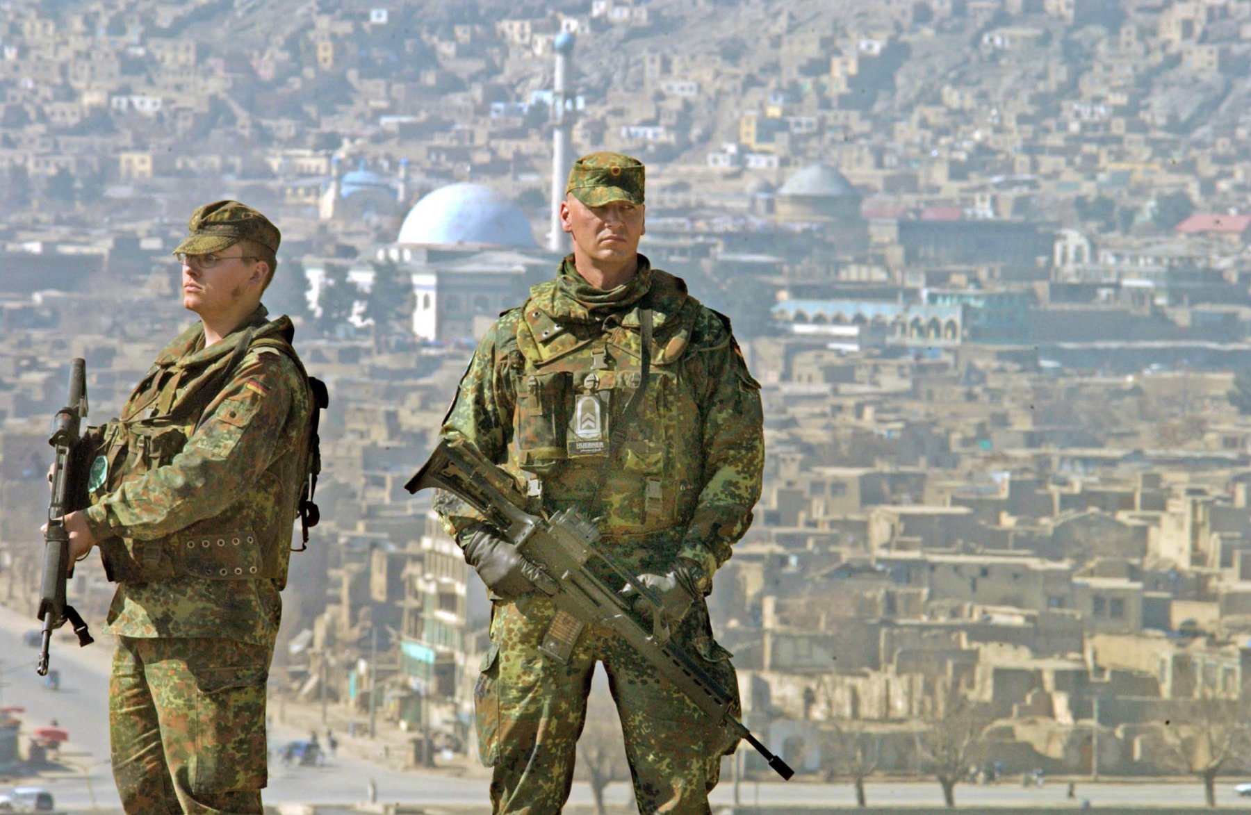 Vor dem Panorama der afghanischen Hauptstadt Kabul sichern zwei Bundeswehr-Soldaten des deutschen ISAF-Kontingents eine Position. Foto: Boris Roessler/dpa