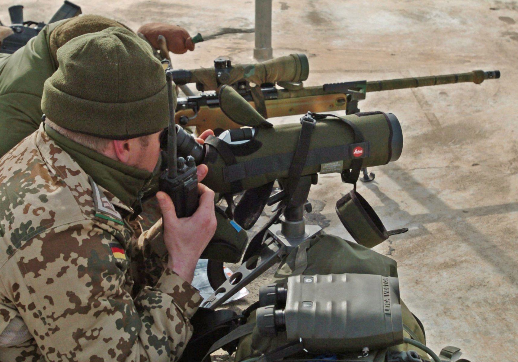 Ein Scharfschützen-Team der Bundeswehr sichert das Umfeld des Flughafens von Kundus. Der Flughafen wird von deutschen Fallschirmjägern und Special-Forces der US-Streitkräfte gegen etwaige Terrorangriffe gesichert. Scharfschützen auf dem Dach des Gebäudes beobachten die Umgebung des außerhalb gelegenen Geländes. Foto: Boris Roessler/dpa