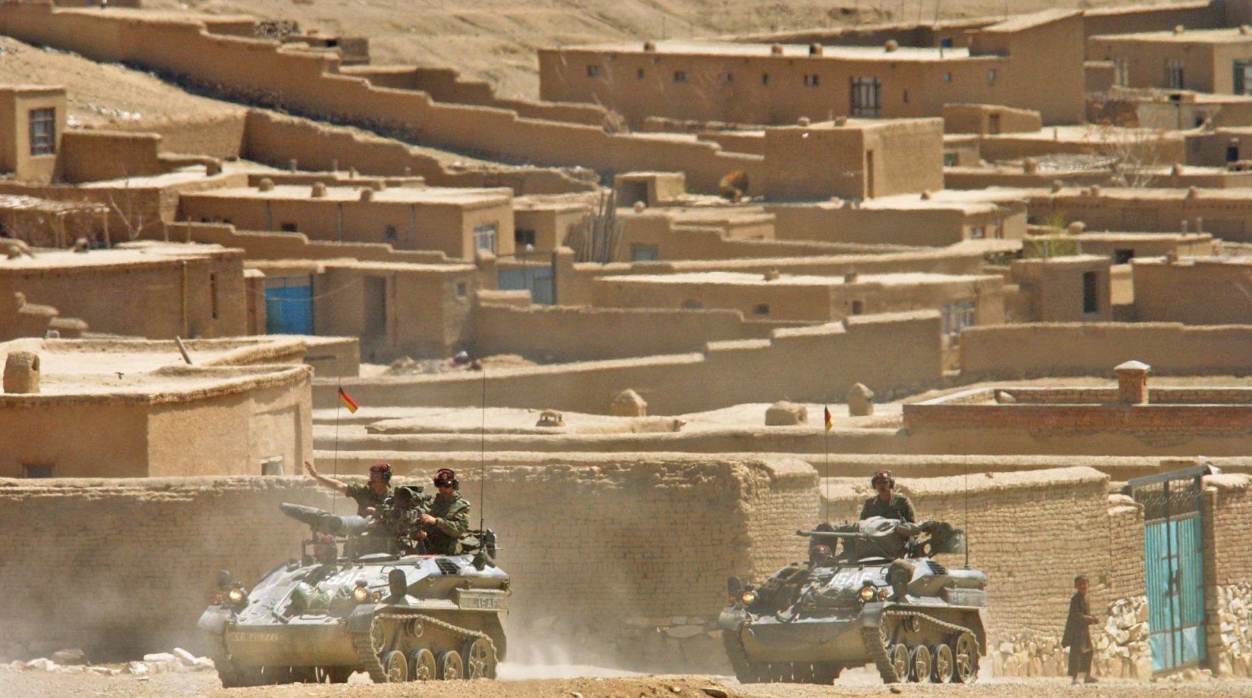 Mit zwei Wiesel-Panzern fährt eine Aufklärungs-Patrouille der Bundeswehr als Teil des ISAF-Kontingents durch Kabul. Foto: Boris Roessler/dpa