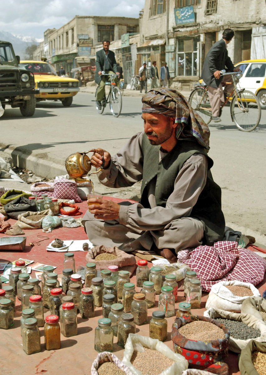 Während er auf einen Kunden für sein Saatgut wartet, gießt sich ein Händler auf einem Straßenmarkt im Stadtzentrum von Kabul einen Tee ein. Hunderte von Händlern bieten auf den Straßen der afghanischen Hauptstadt ein schier unüberschaubares Warenangebot an. Foto: Boris Roessler/dpa