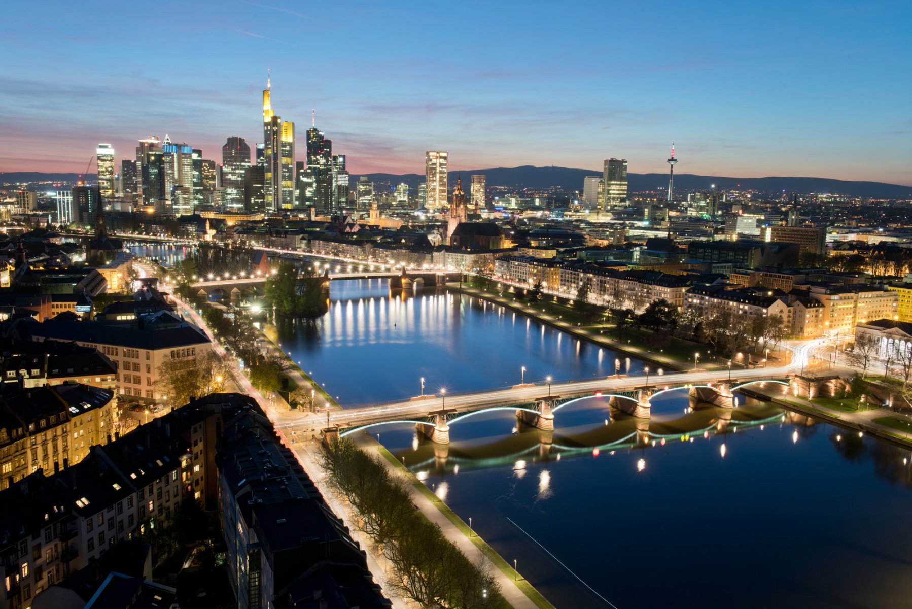 Ins letzte Licht des Tages getaucht präsentiert sich die Skyline von Frankfurt am Main. Dabei liegt der Stadtteil Sachsenhausen links im Bild, die Bankentürme der Innenstadt sind im Hintergrund zu sehen. Foto: Boris Roessler/dpa 