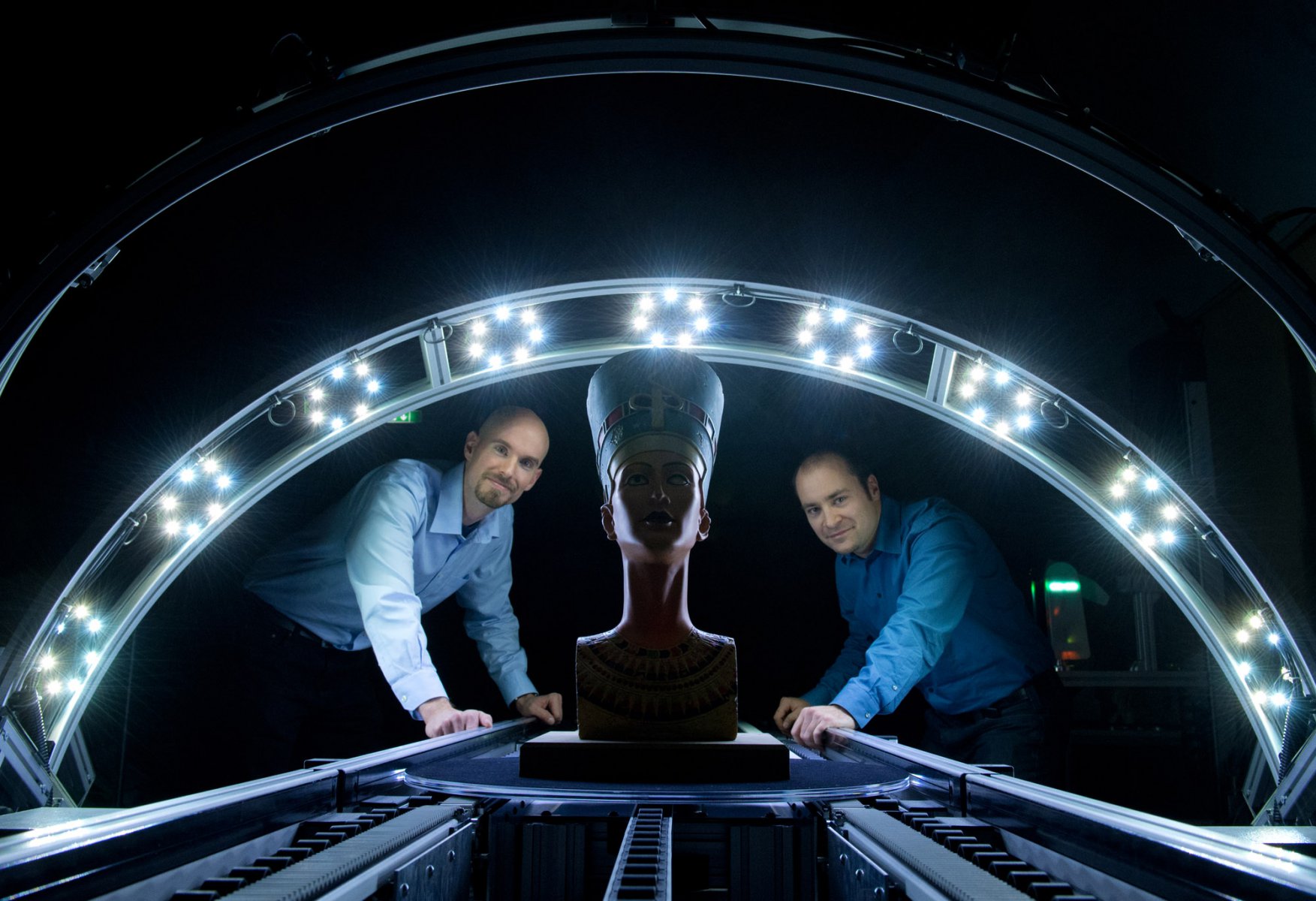 Nur Minuten benötigt der Prototyp eines neuen 3-D-Scanners am Fraunhofer-Institut in Darmstadt, um die Büste der Norfretete in allen Feinheiten zu erfassen. Foto: Boris Roessler/dpa